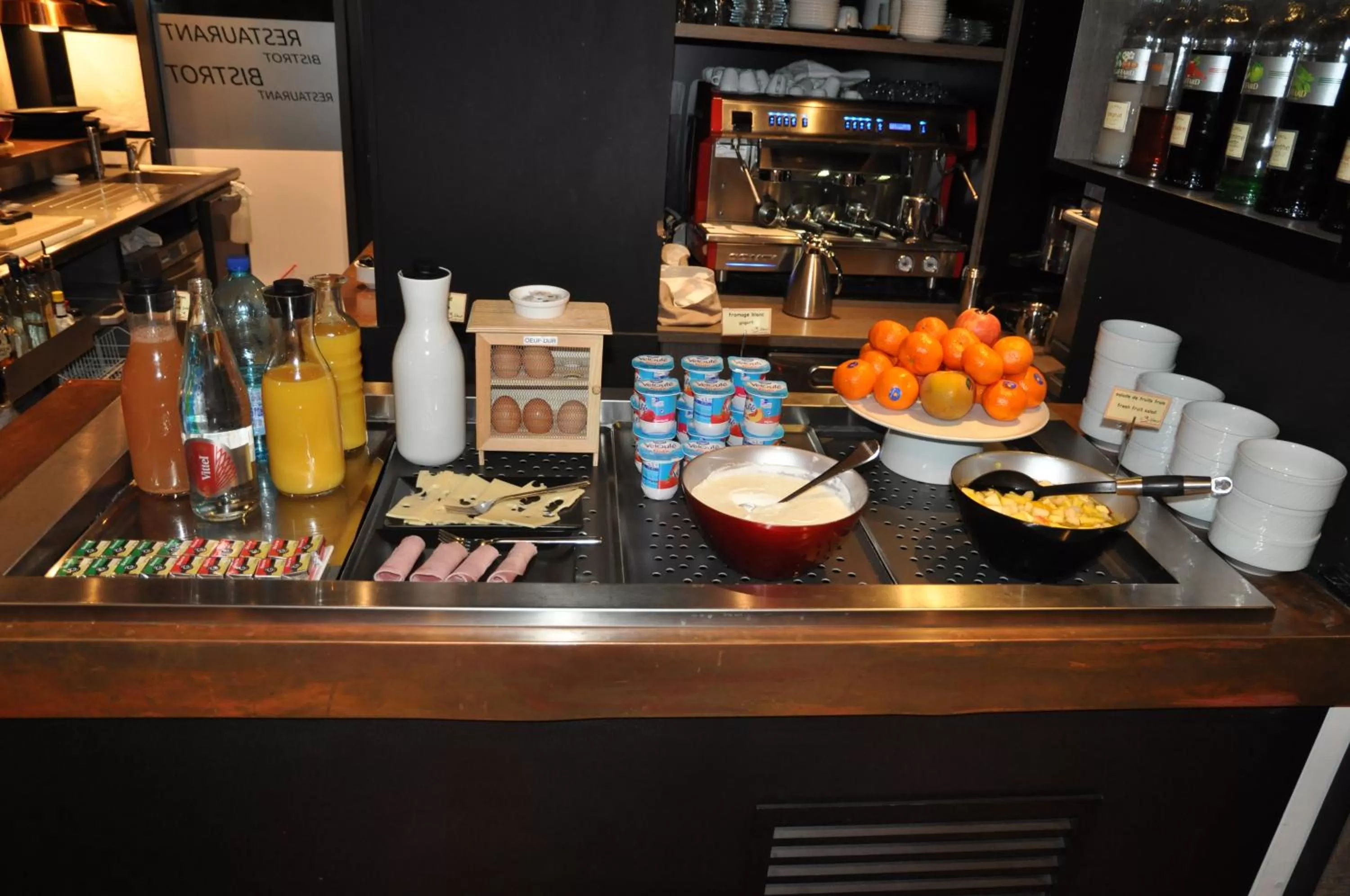 Buffet breakfast in Les 3 Lieux - Hôtel, Restaurant, Espace sensoriel