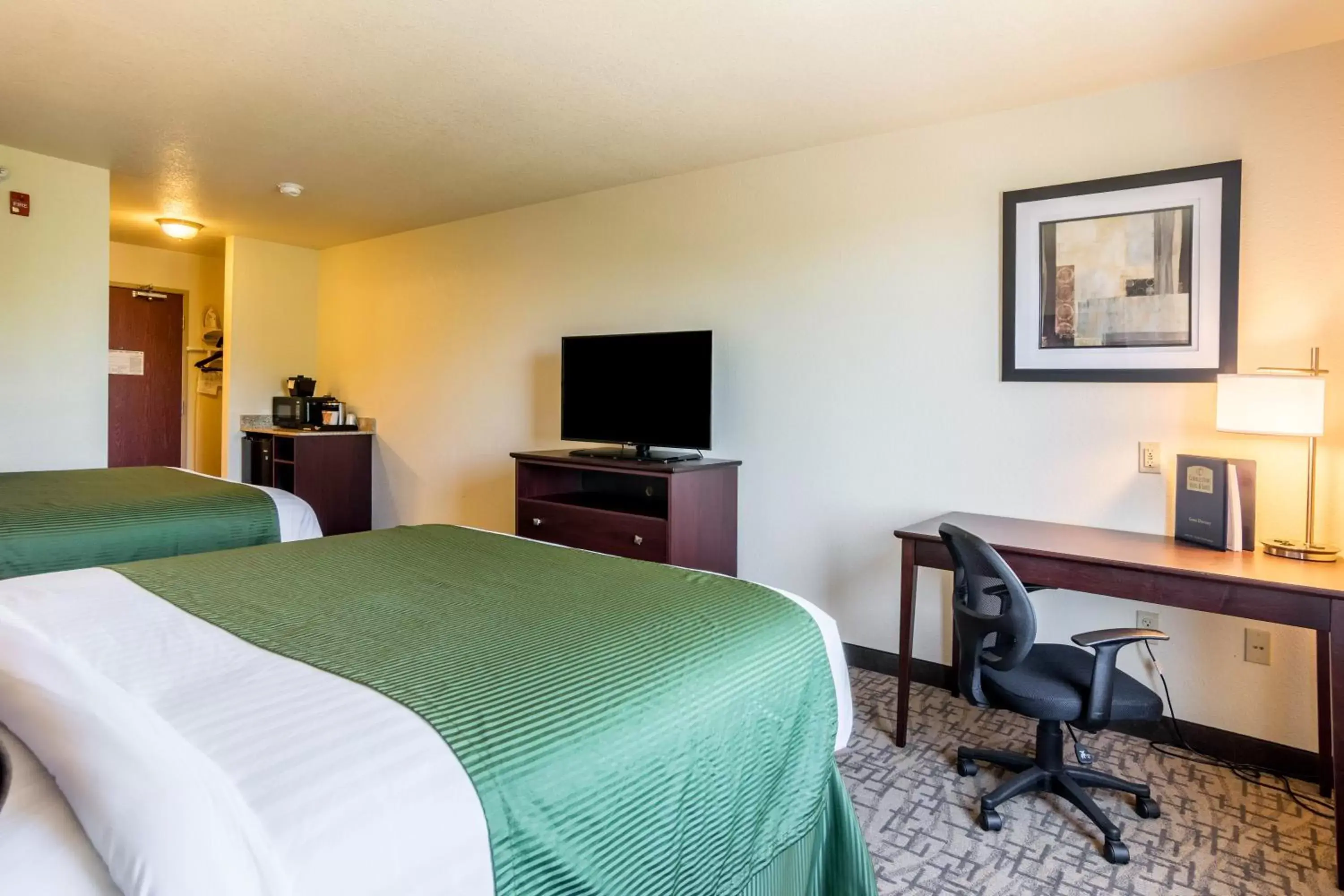 Bed, TV/Entertainment Center in Cobblestone Hotel & Suites - Erie