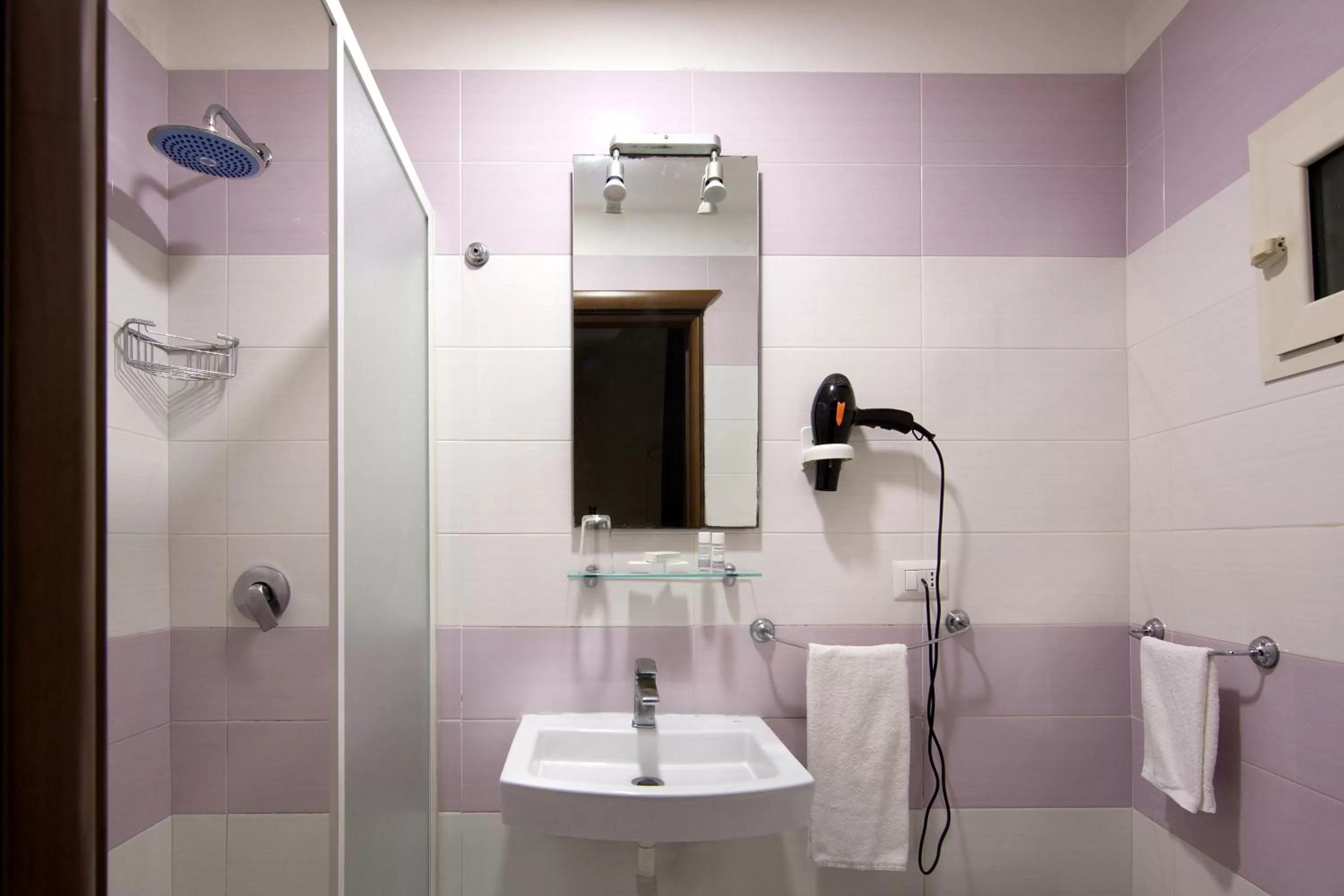 Shower in Hotel Diamond