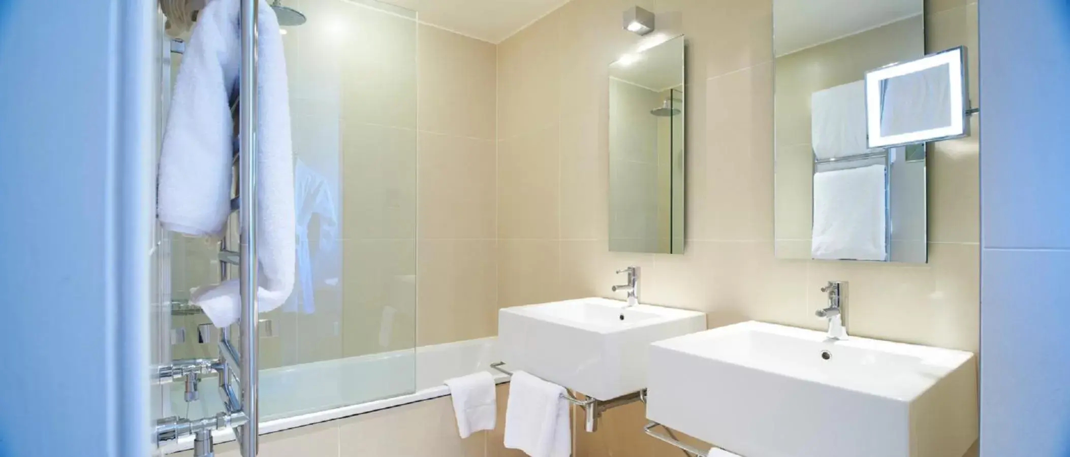 Bathroom in Durrants Hotel