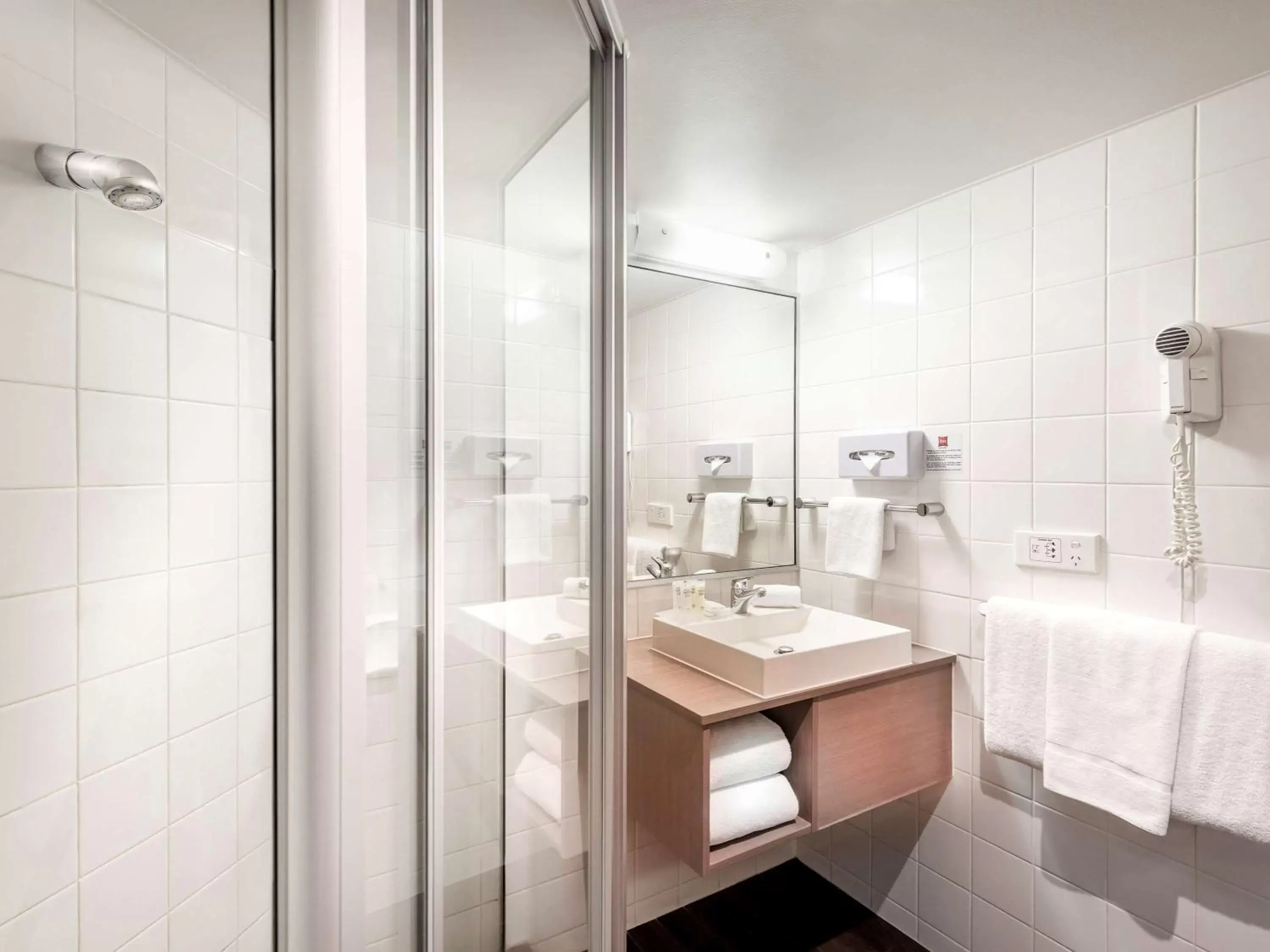 Photo of the whole room, Bathroom in ibis Melbourne Hotel and Apartments