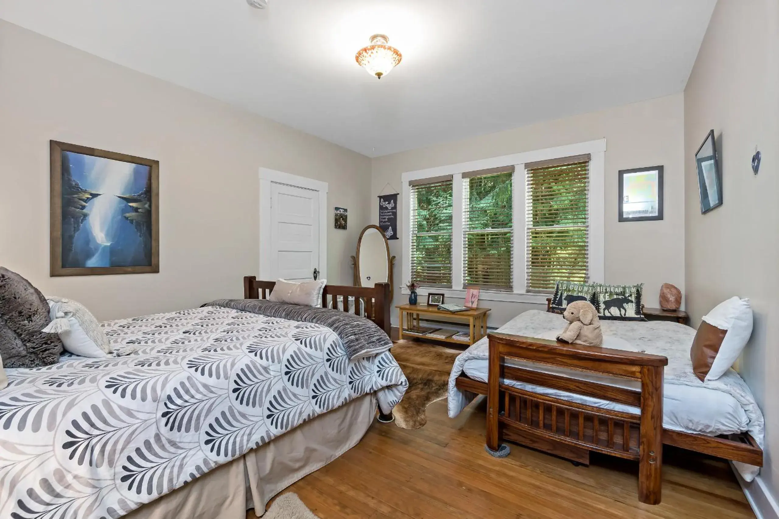 Bedroom in Mountain Meadows Inn