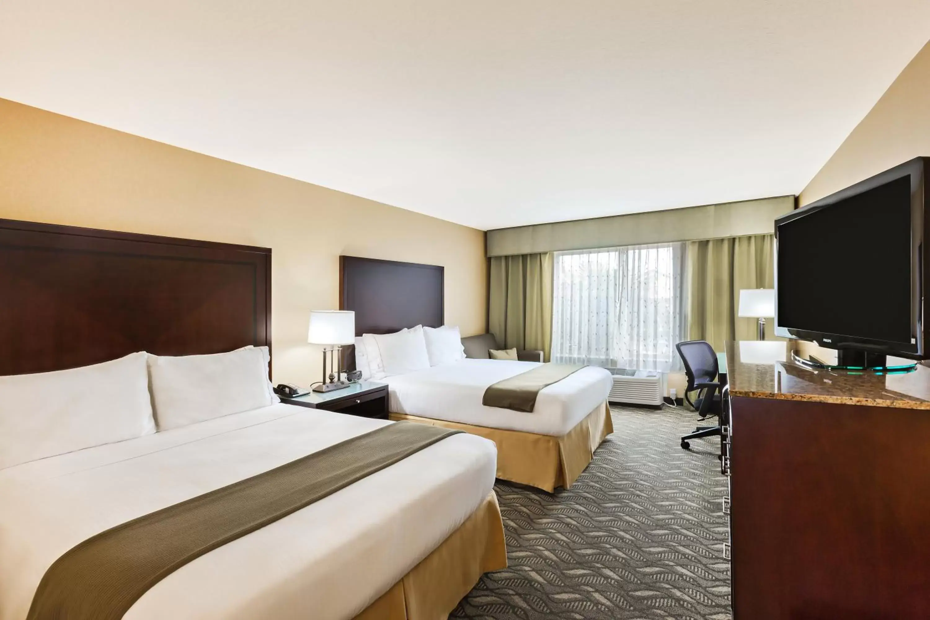 Photo of the whole room, Bed in Holiday Inn Express Hotel & Suites San Jose-Morgan Hill, an IHG Hotel