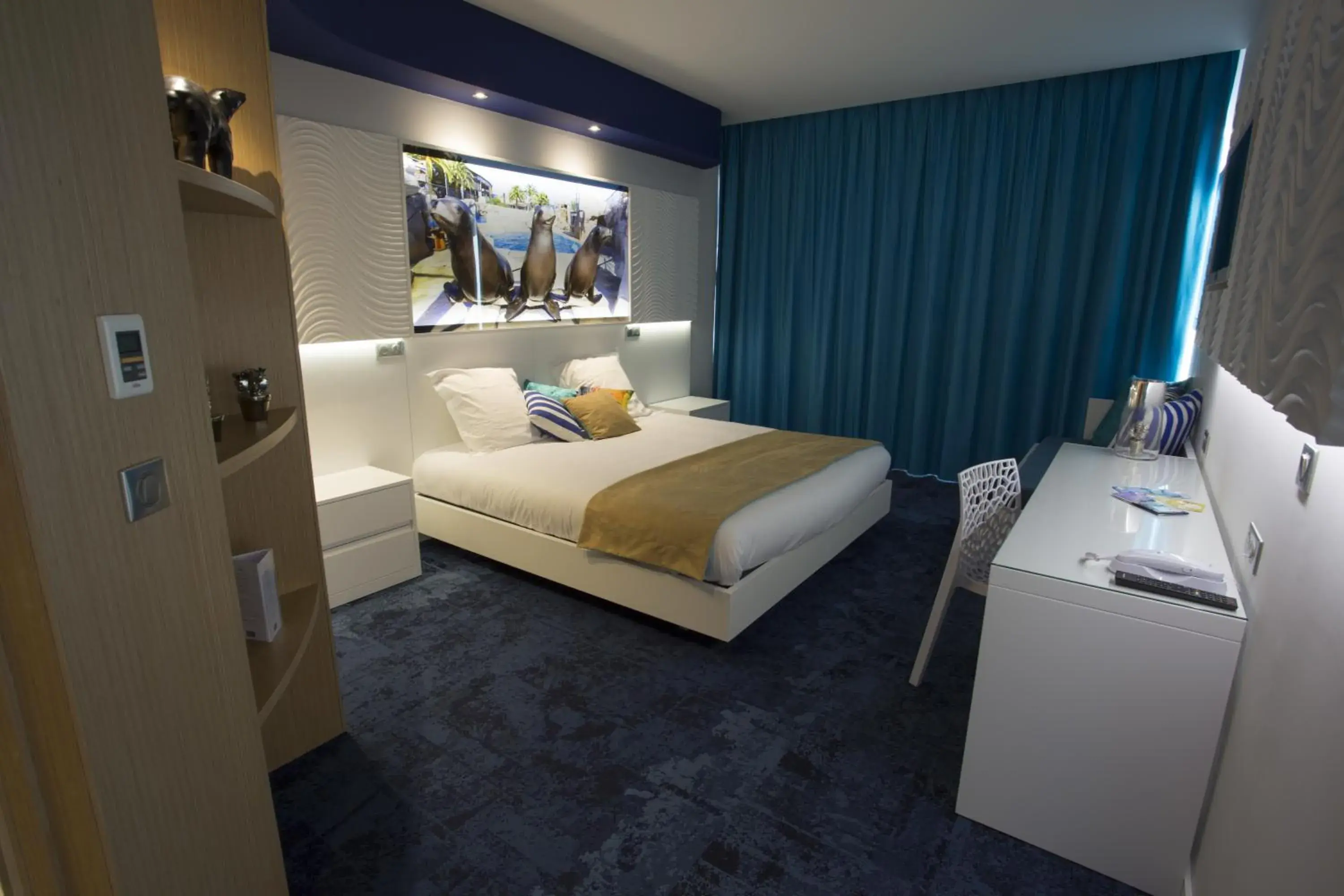 Photo of the whole room, Bed in Marineland Hôtel