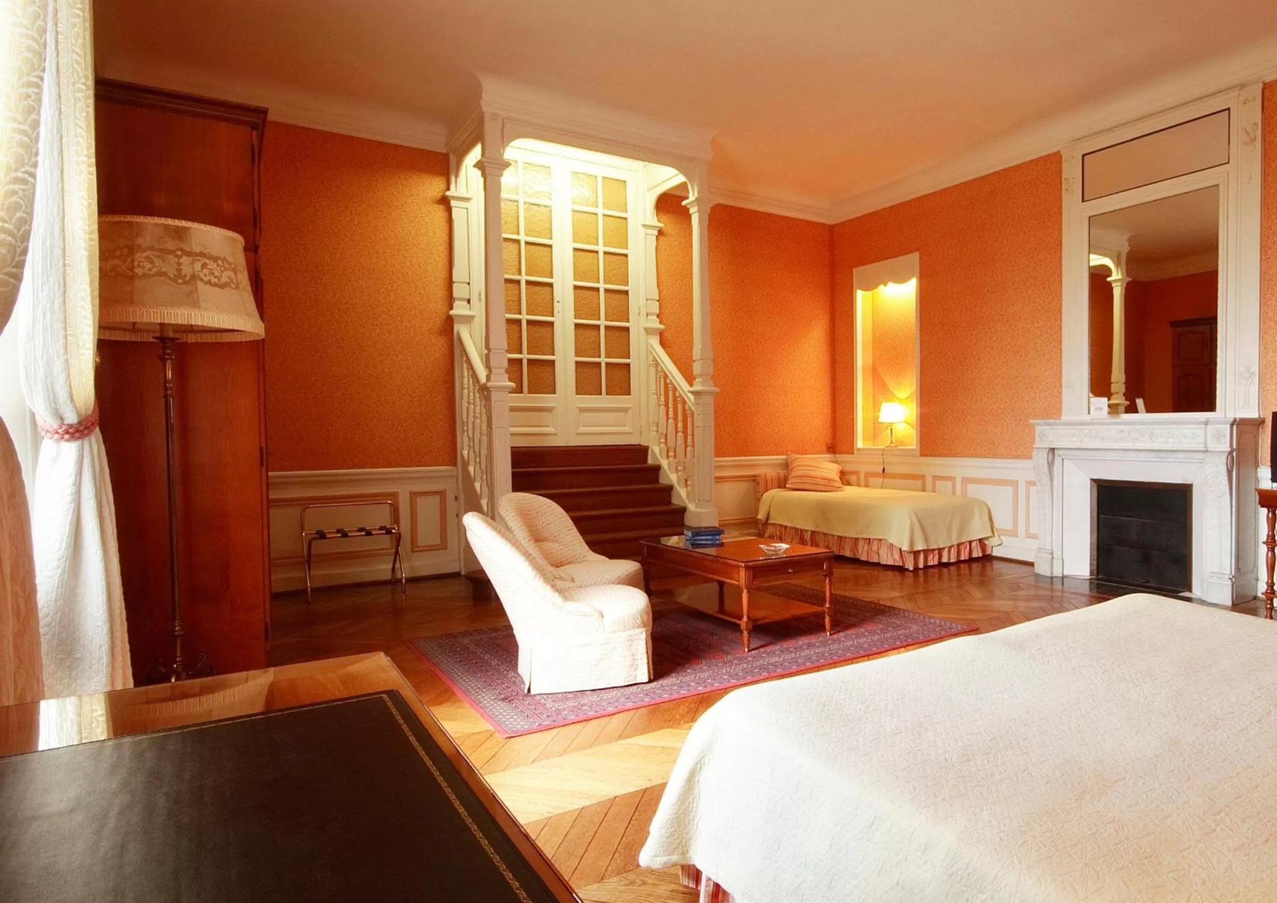 Bed in Château de la Râpée Hôtel restaurant