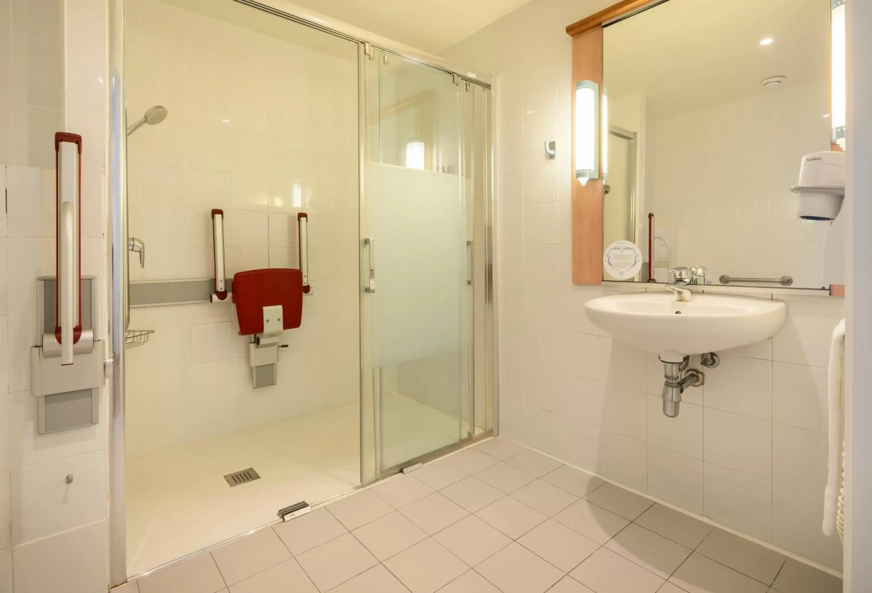 Shower, Bathroom in Ilunion Valencia 3
