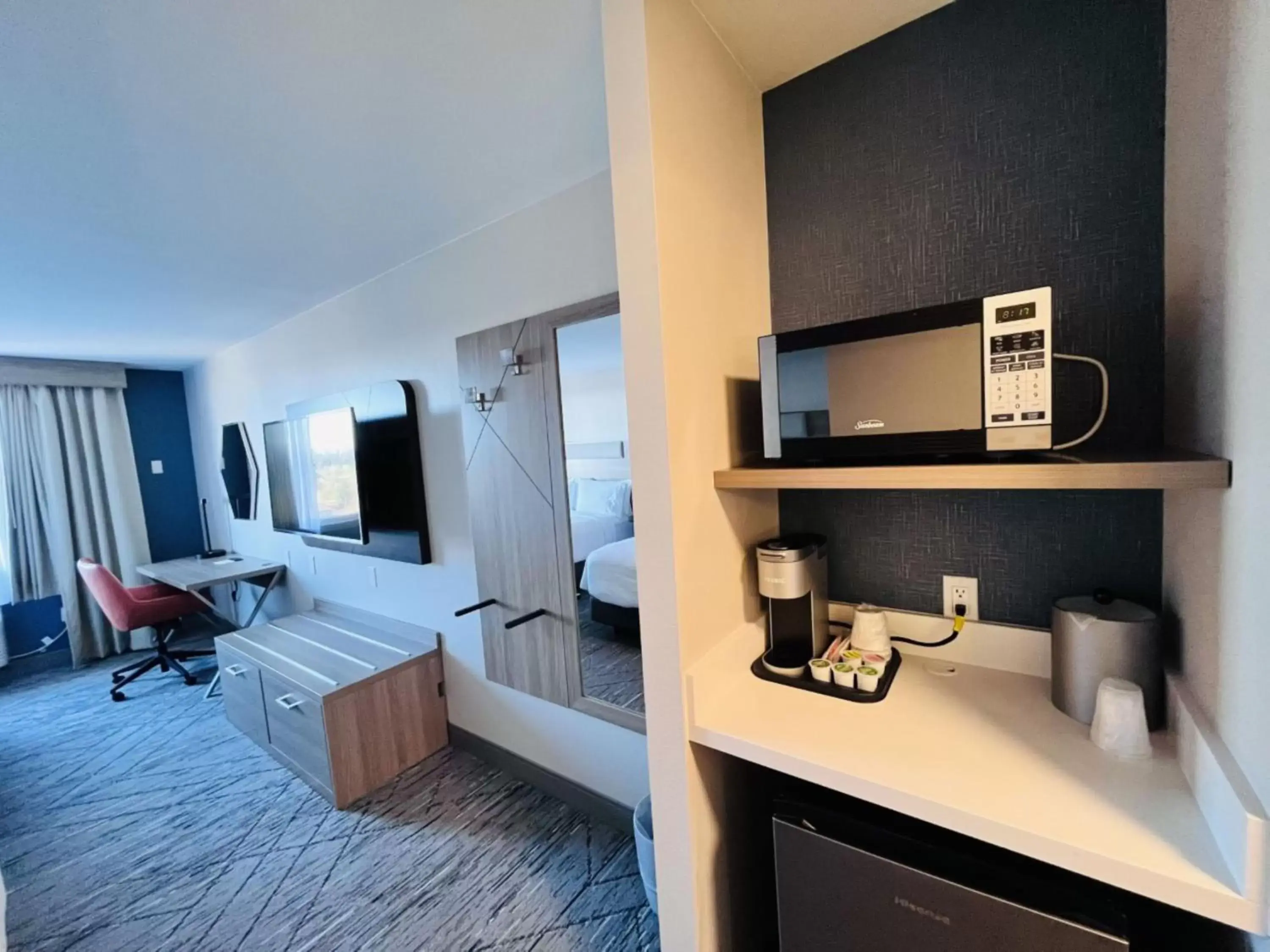 Photo of the whole room, TV/Entertainment Center in Holiday Inn Express Federal Way - Seattle South, an IHG Hotel