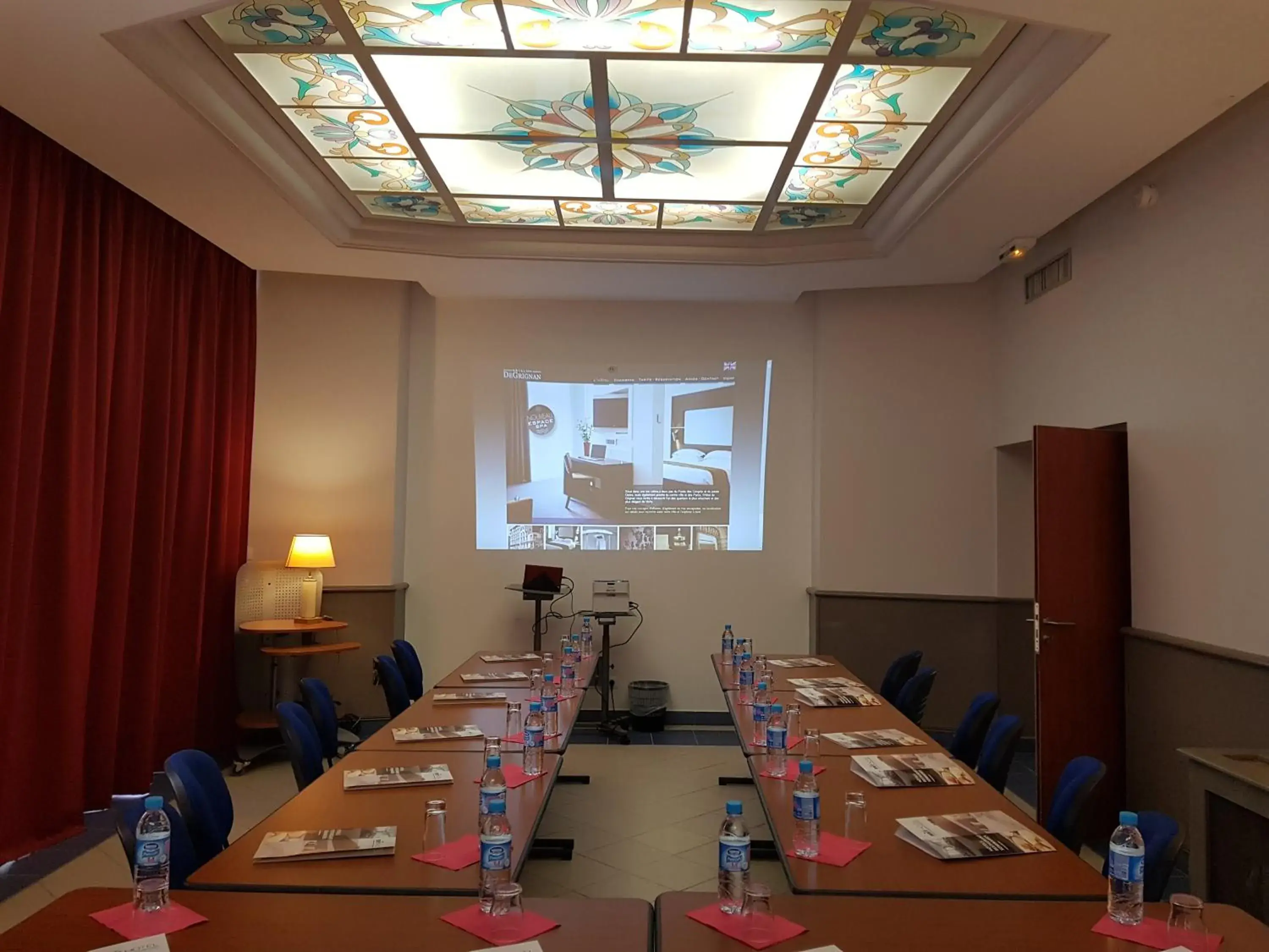 Meeting/conference room, Restaurant/Places to Eat in Brit Hotel de Grignan Vichy