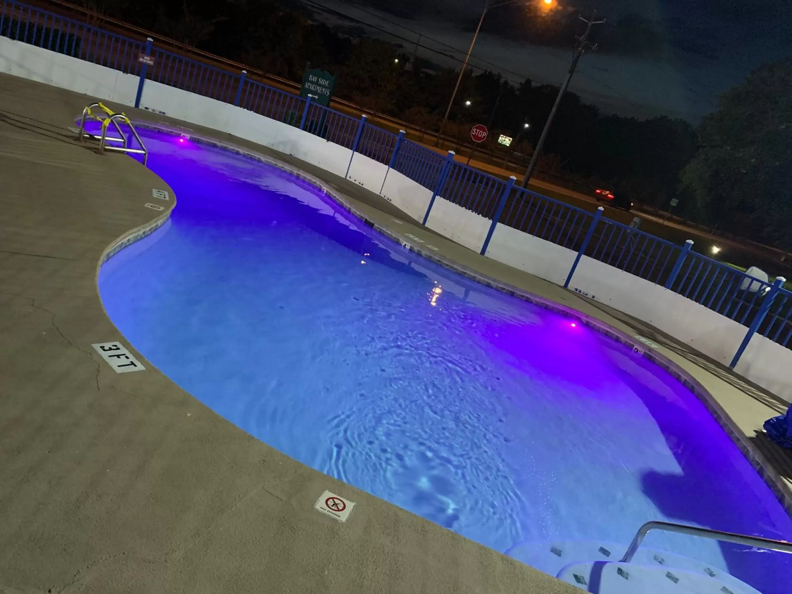 Swimming Pool in Log Cabin Inn