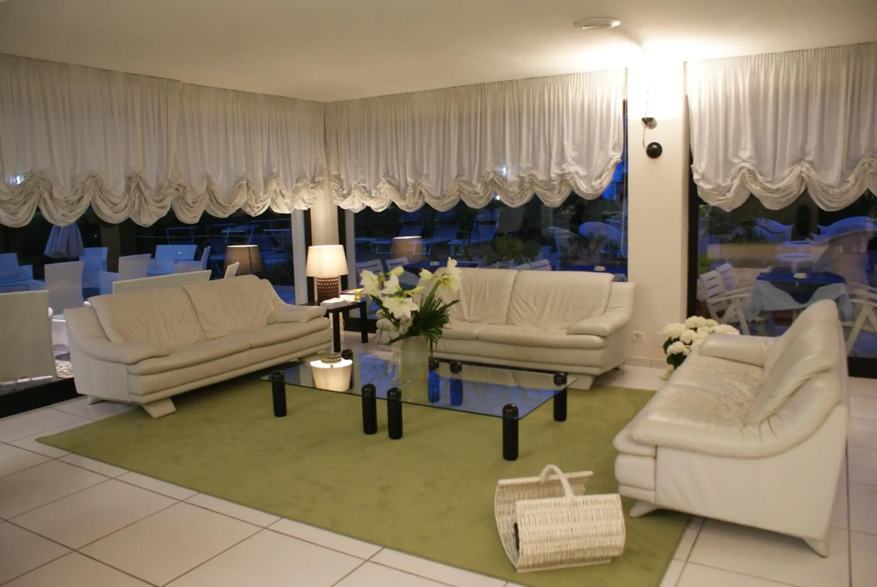 Communal lounge/ TV room, Seating Area in Hotel Granada