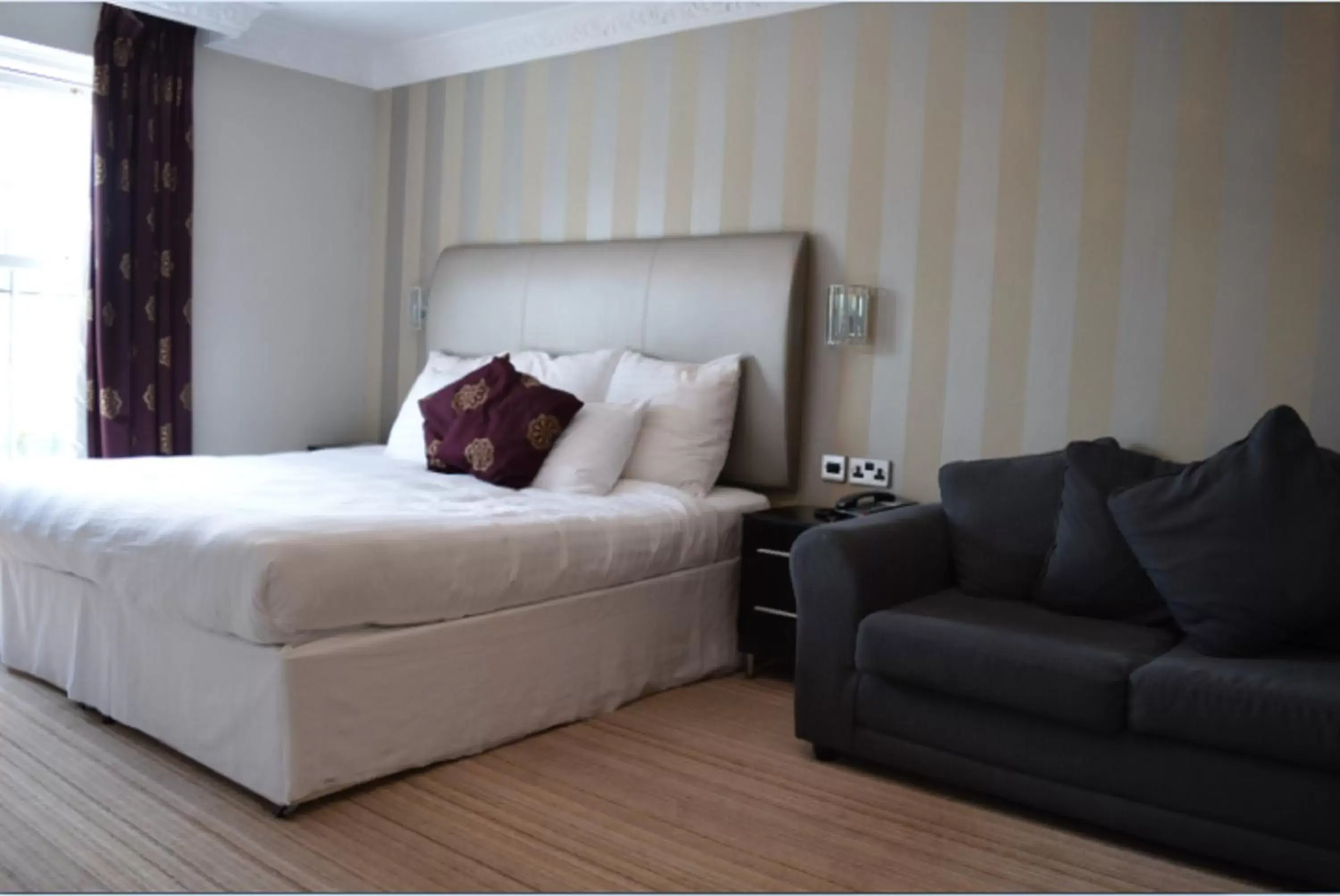 Bedroom, Bed in Cliff Hotel