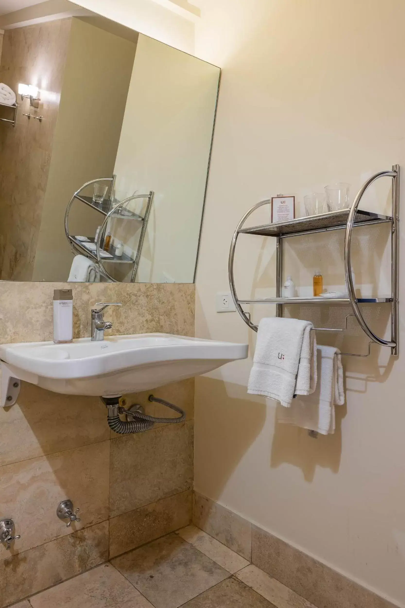 Facility for disabled guests, Bathroom in Urban Suites Recoleta Boutique Hotel