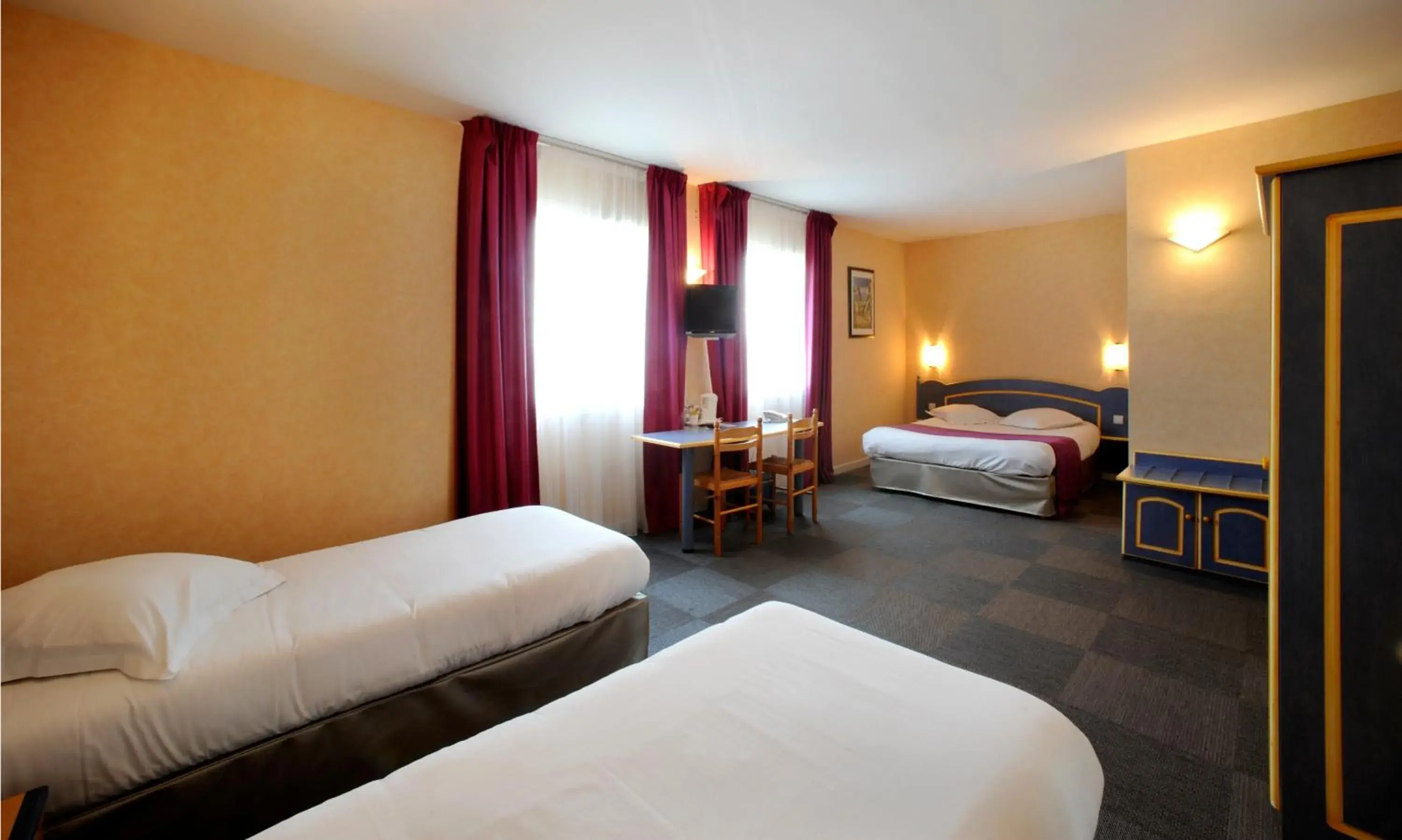 Photo of the whole room, Bed in Comfort Hotel Saintes