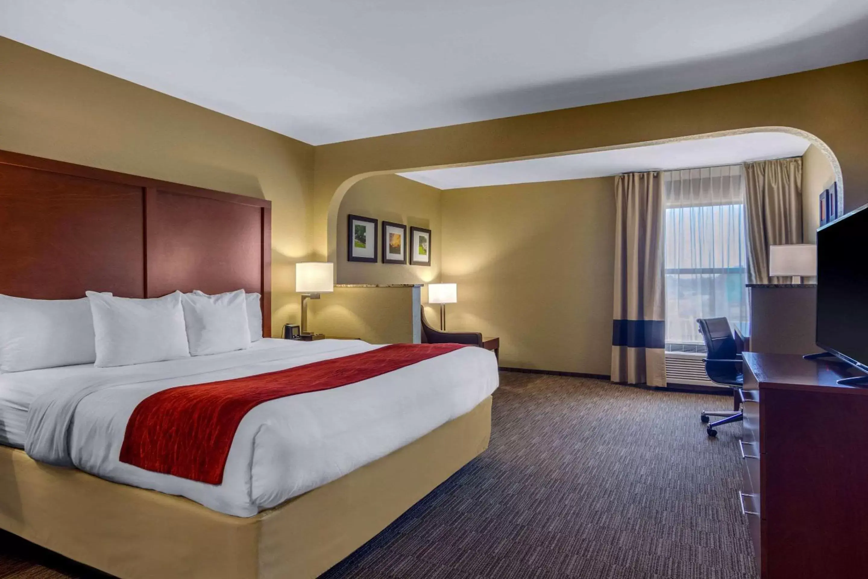 Photo of the whole room, Bed in Comfort Inn & Suites LaGrange