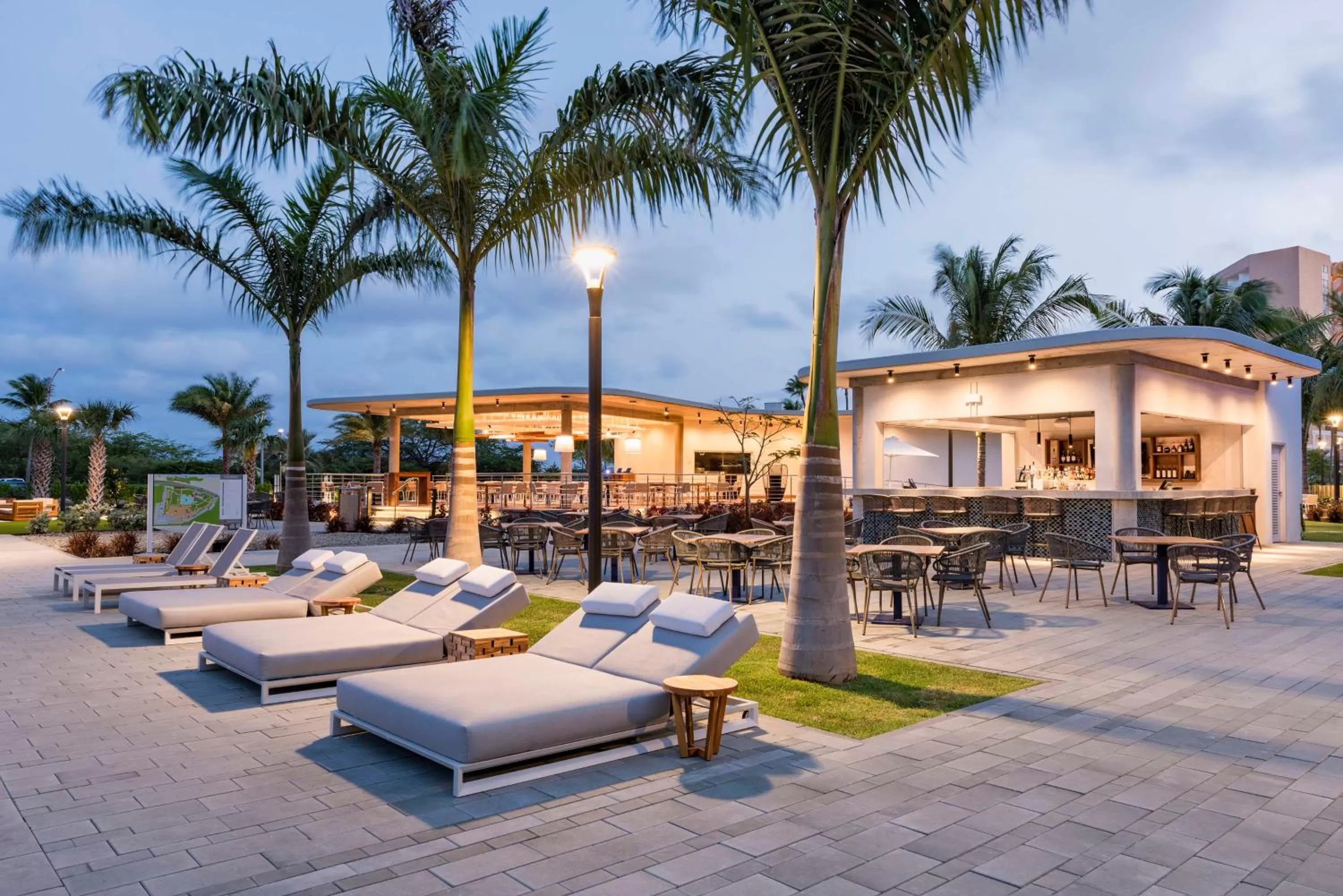 Lounge or bar in Embassy Suites By Hilton Aruba Beach Resort