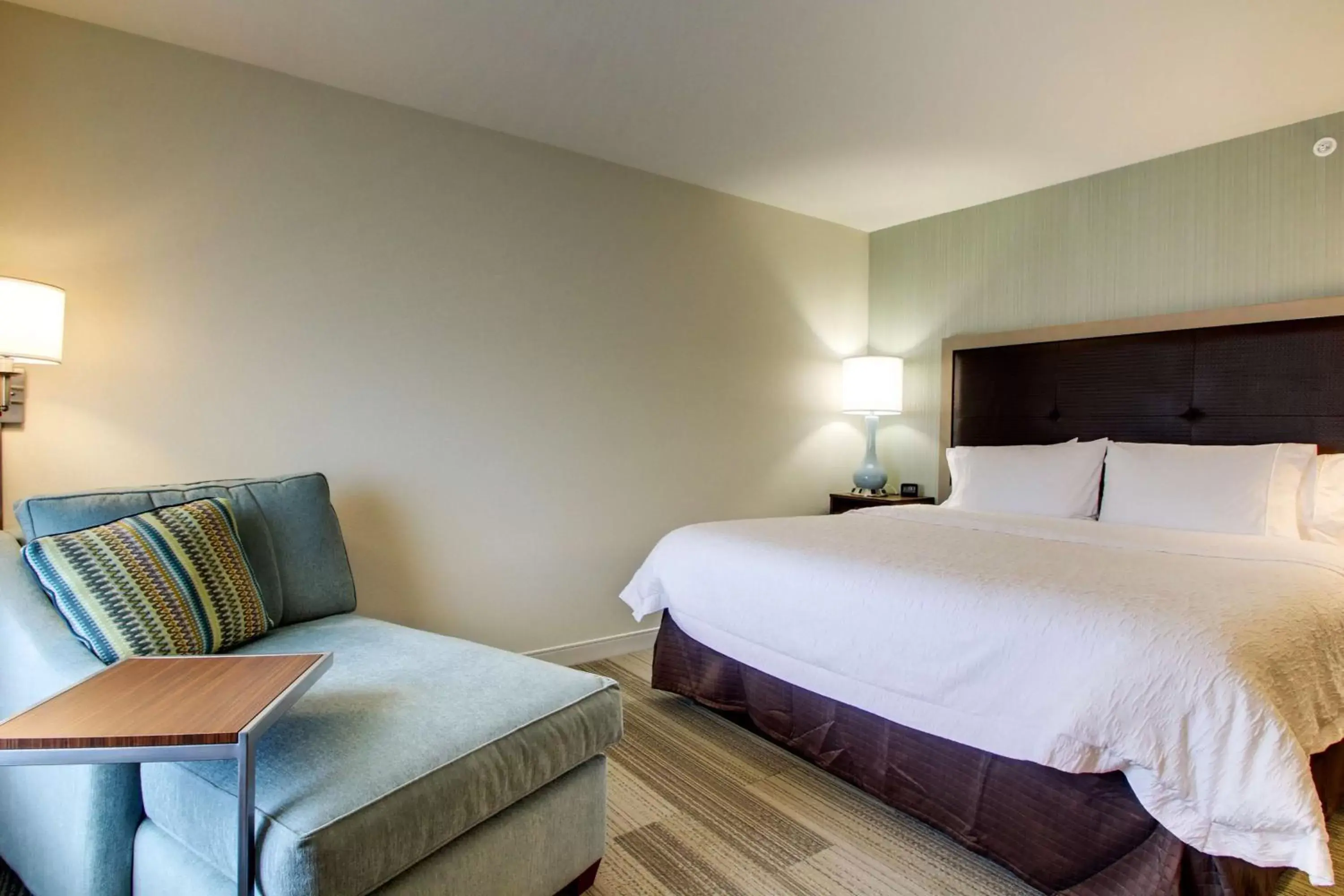 Living room, Bed in Hampton Inn & Suites Milwaukee West