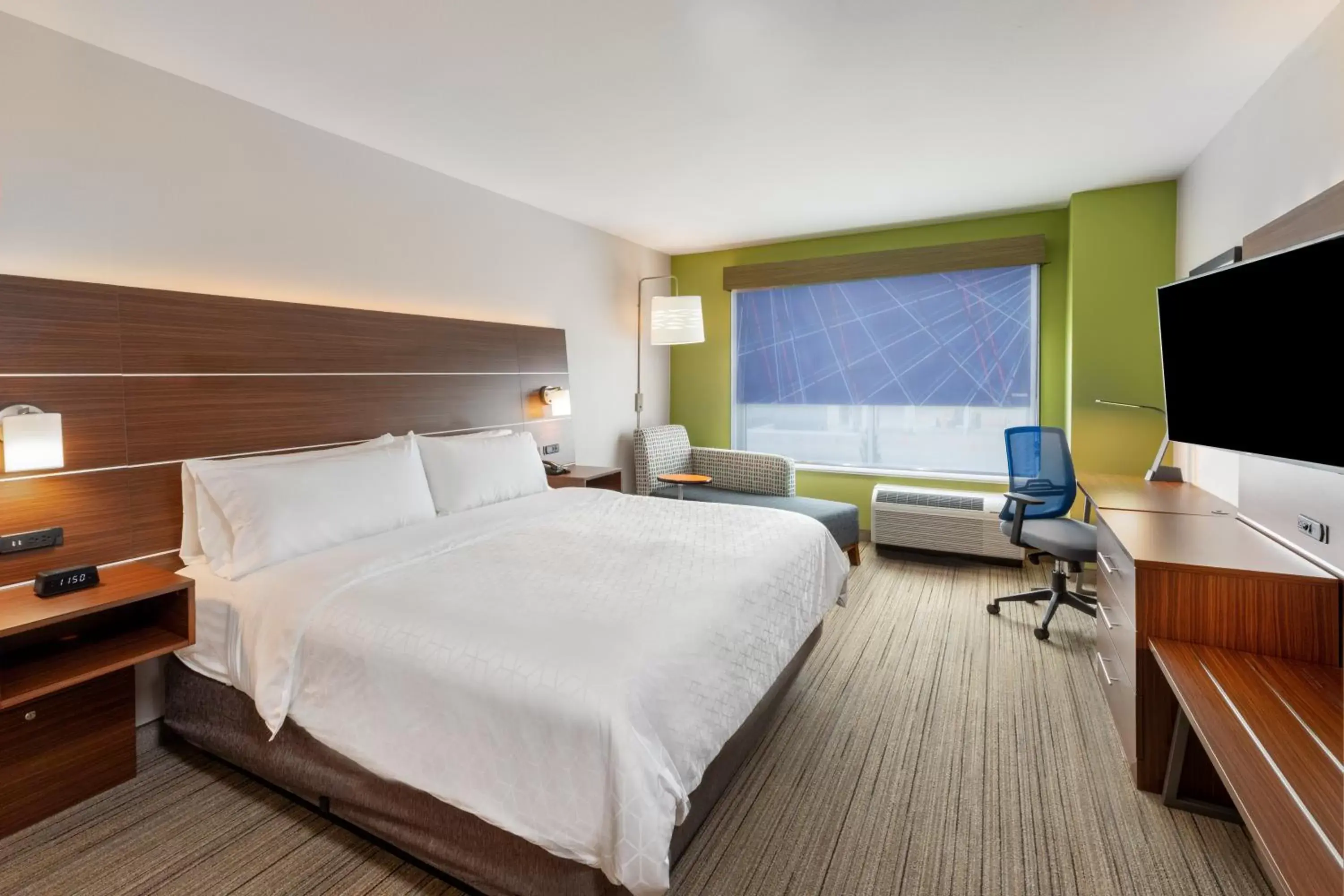 Bed in Holiday Inn Express & Suites - Parsons, an IHG Hotel