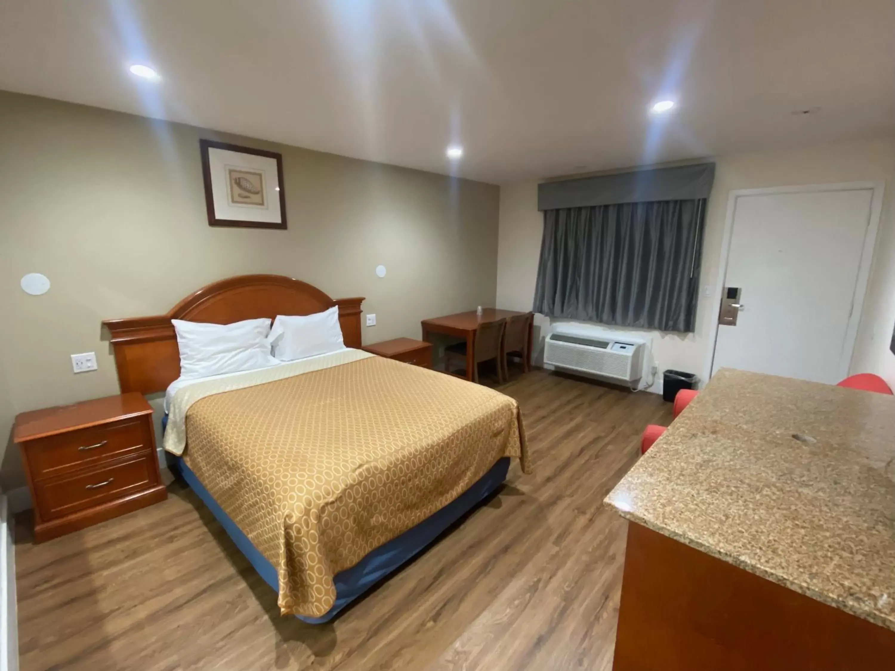 Bedroom, Bed in Royale Inn Motel