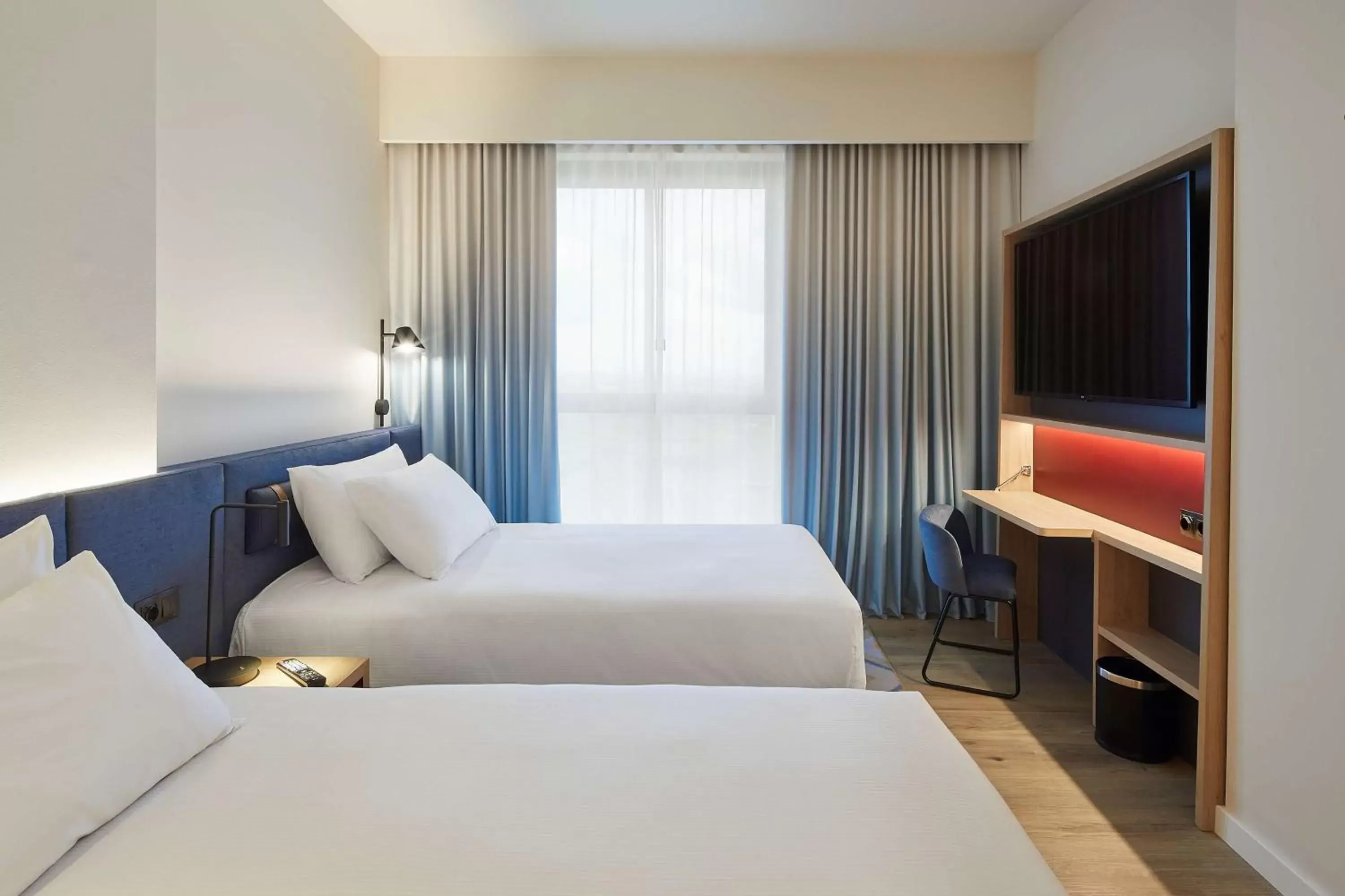 Bedroom, Bed in Hampton By Hilton Barcelona Fira Gran Via