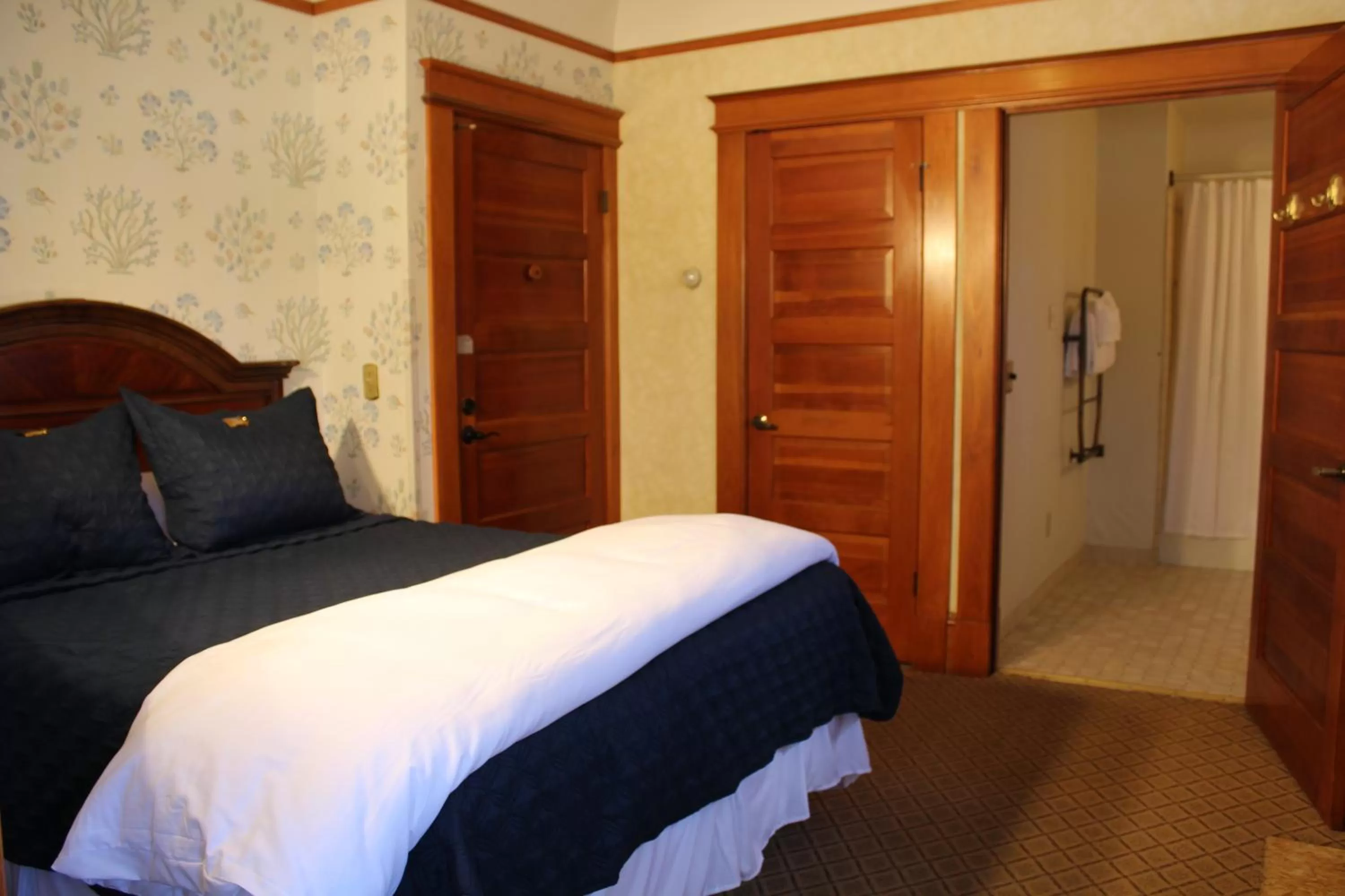 Bed in Pacific Grove Inn