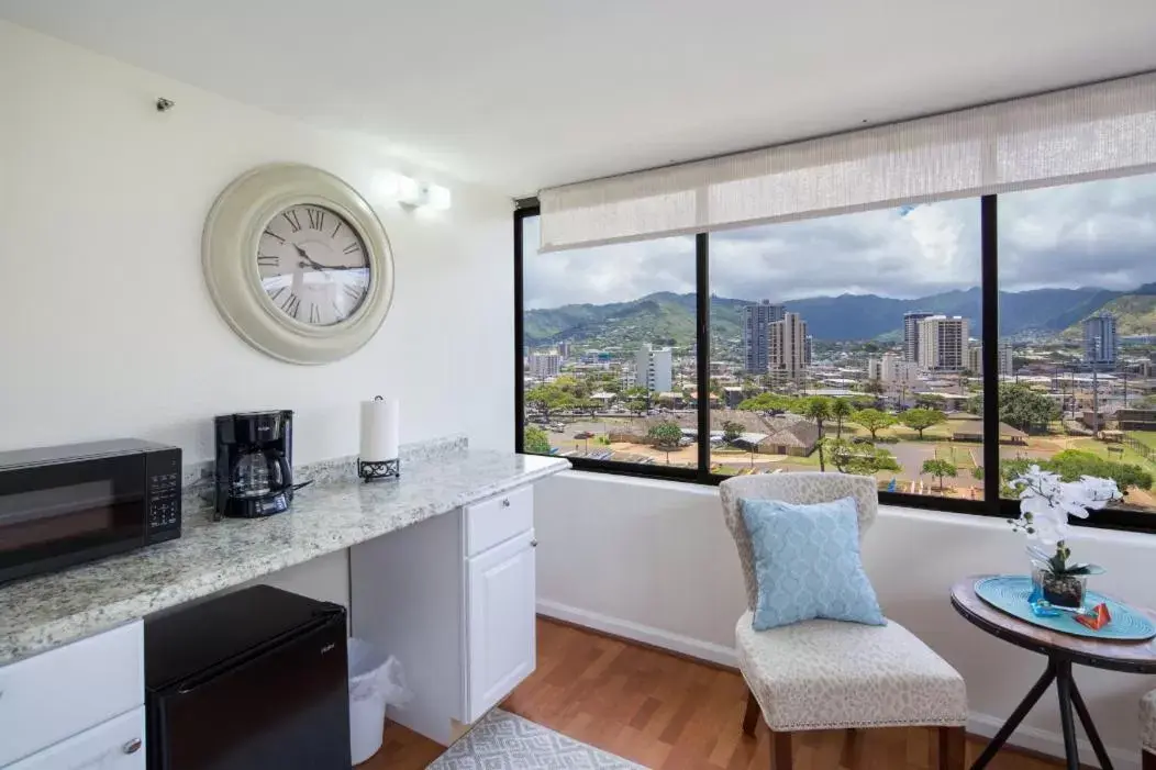 Modern Waikiki Sleek Studio