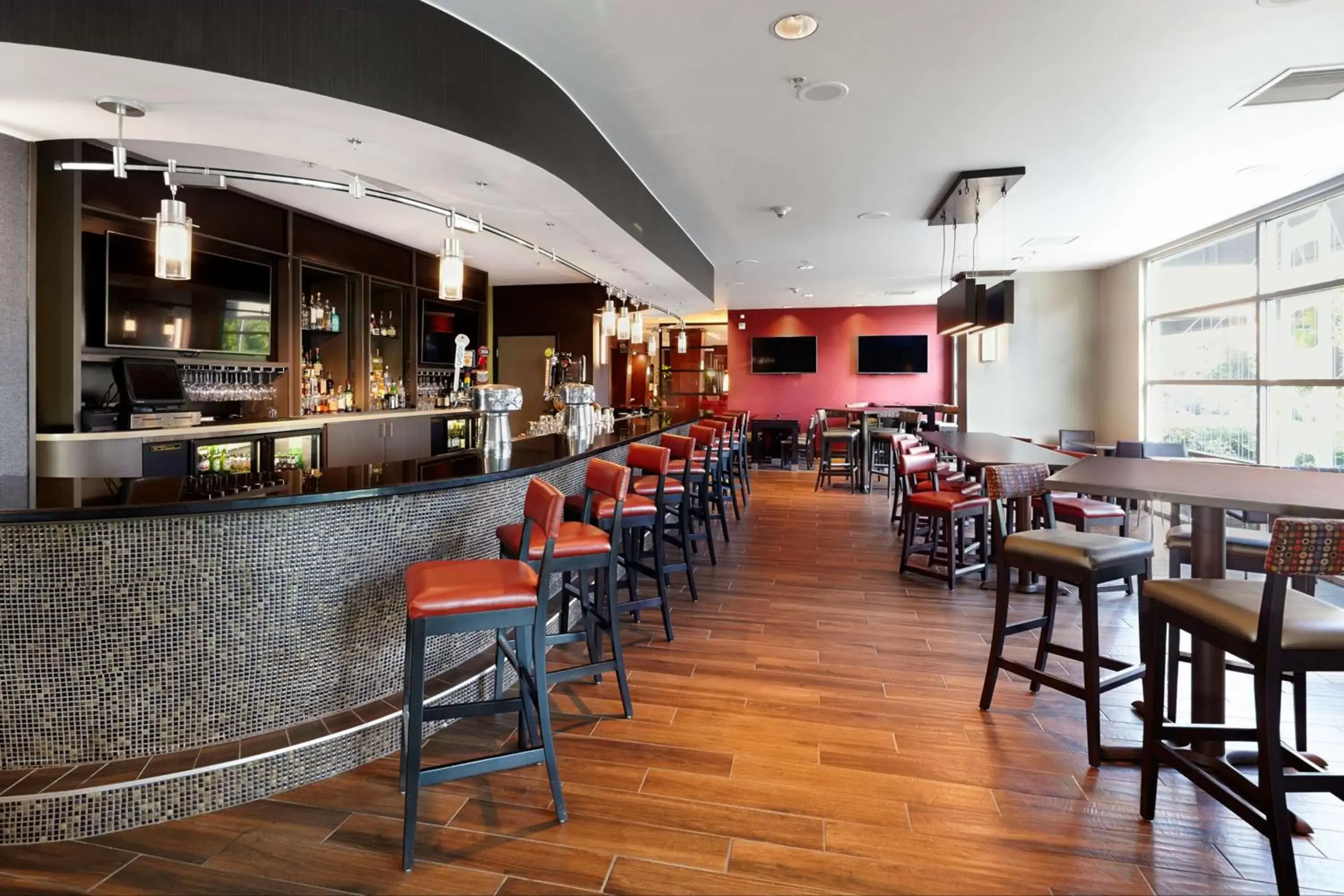 Lounge or bar, Restaurant/Places to Eat in DoubleTree by Hilton San Francisco Airport North Bayfront