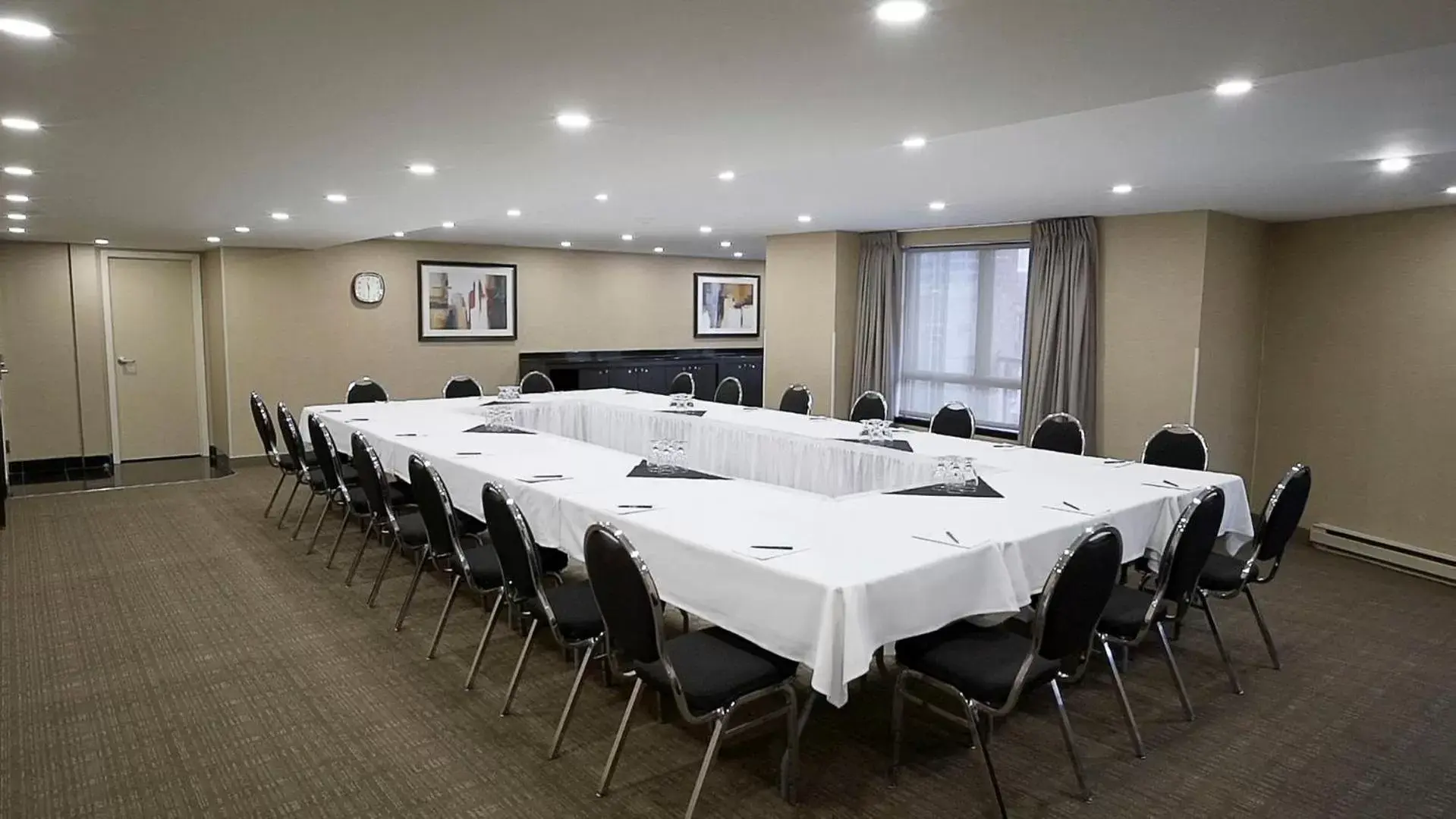 Business facilities in Les Suites Hotel