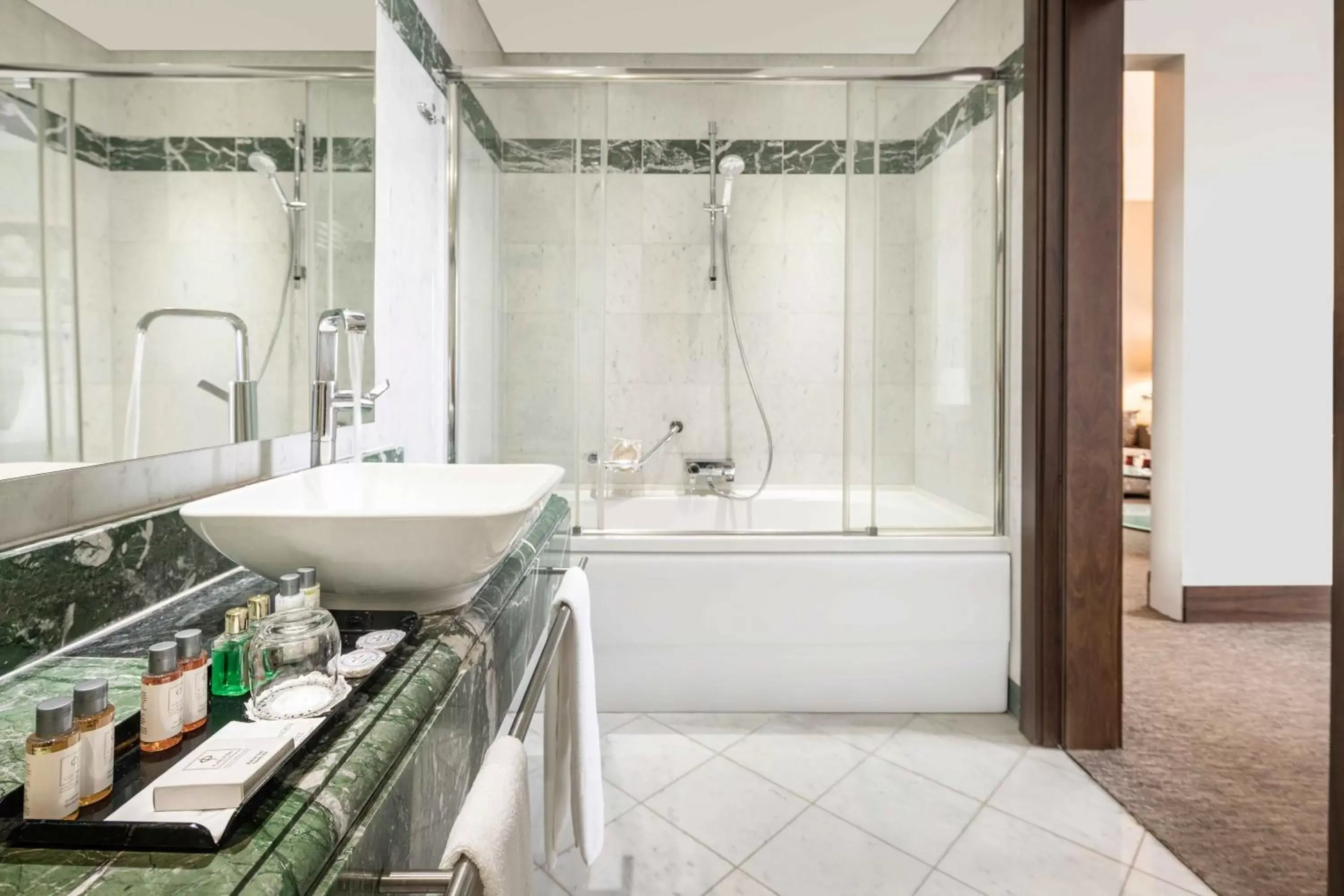 Shower, Bathroom in Hotel Çelik Palas Convention Center & Thermal SPA