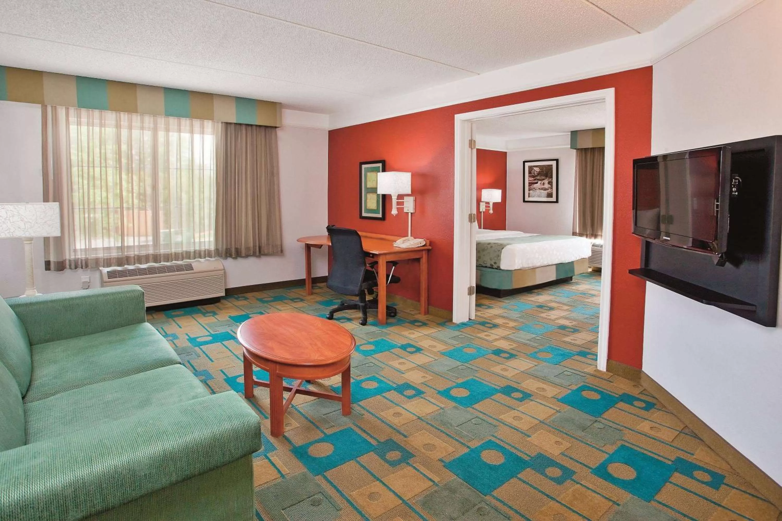 Photo of the whole room, Bed in La Quinta by Wyndham Winston-Salem