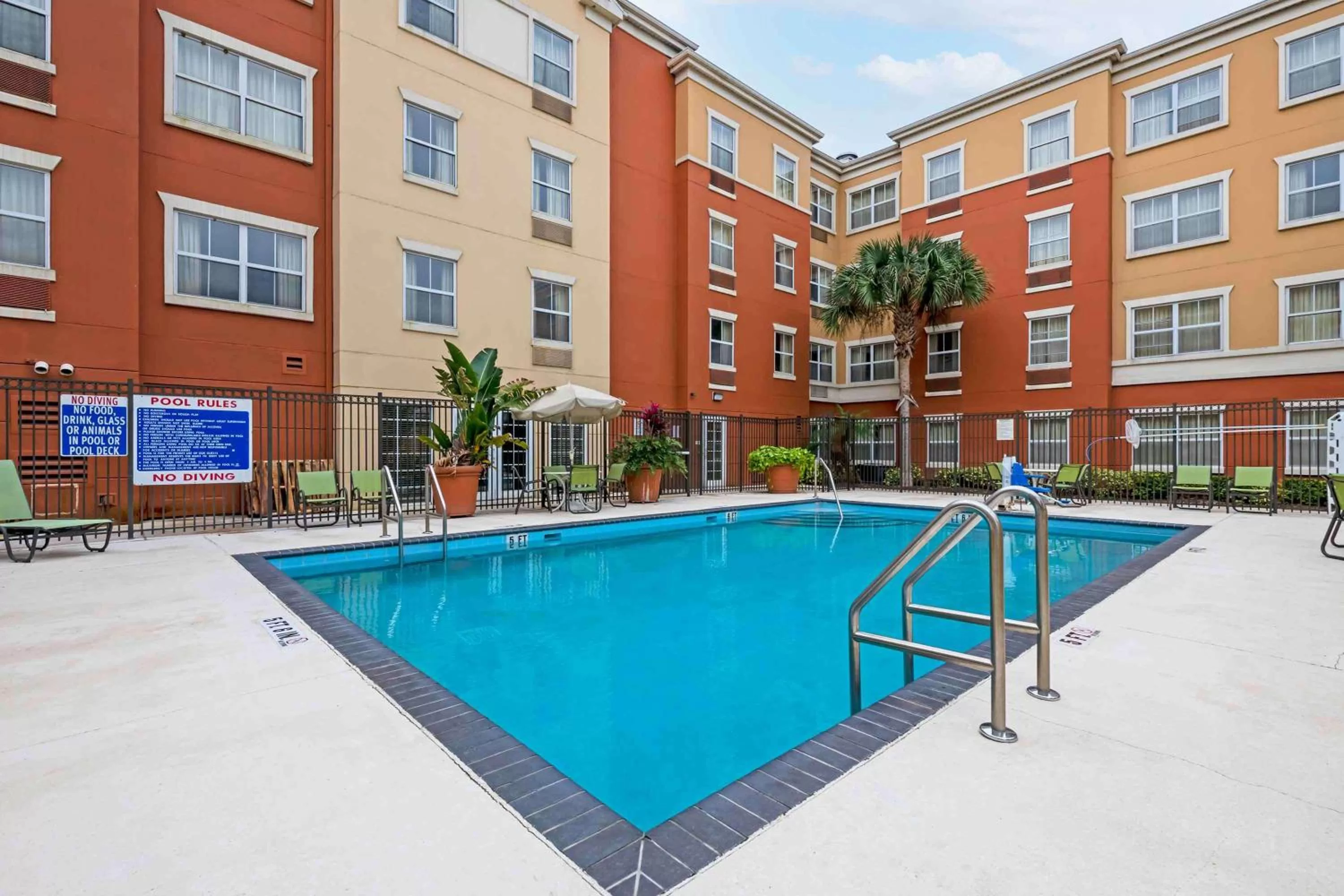 Pool view in Extended Stay America Suites - Orlando - Convention Center - 6443 Westwood