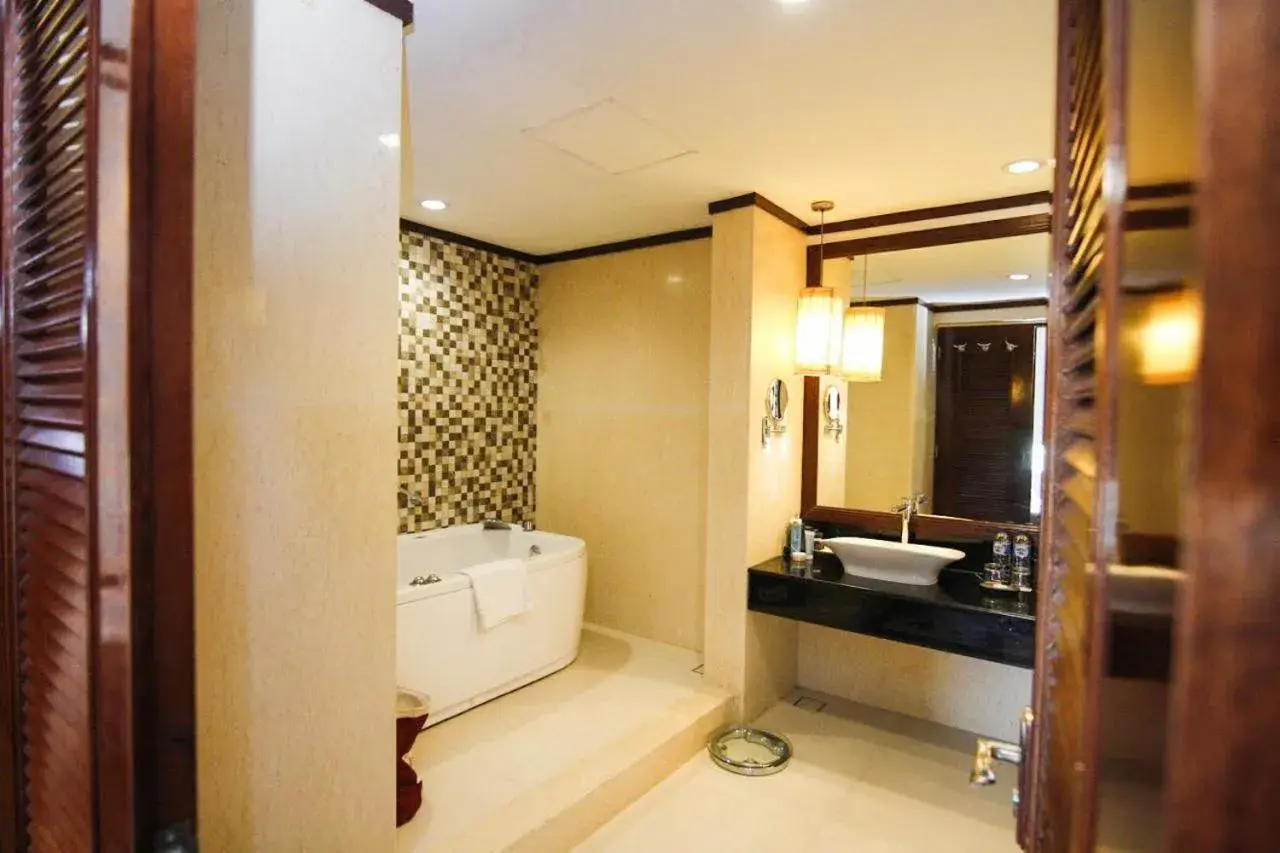 Bathroom in Hermes Palace by BENCOOLEN