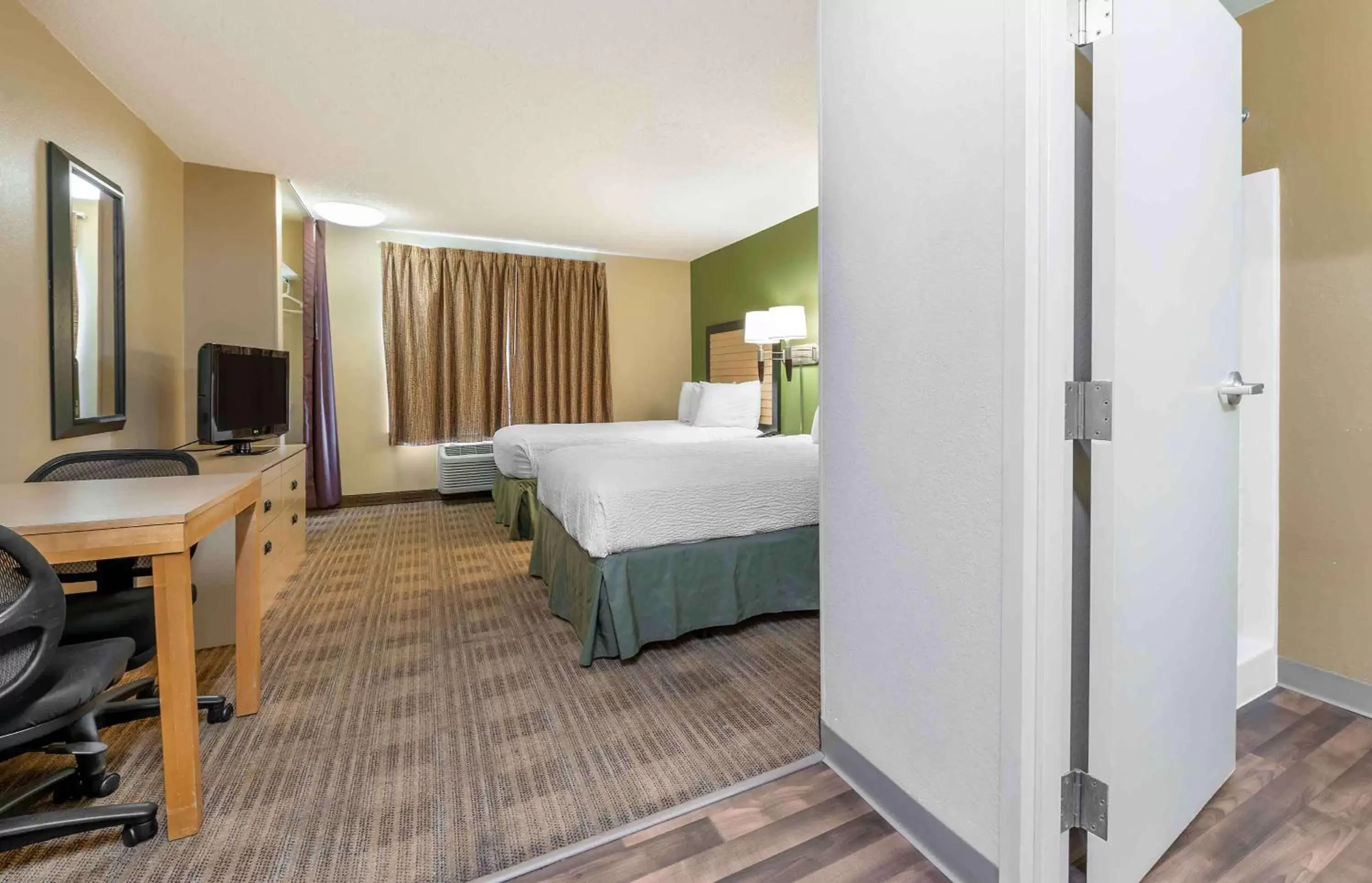 Bedroom, Bed in Extended Stay America Suites - Cincinnati - Blue Ash - Kenwood Road