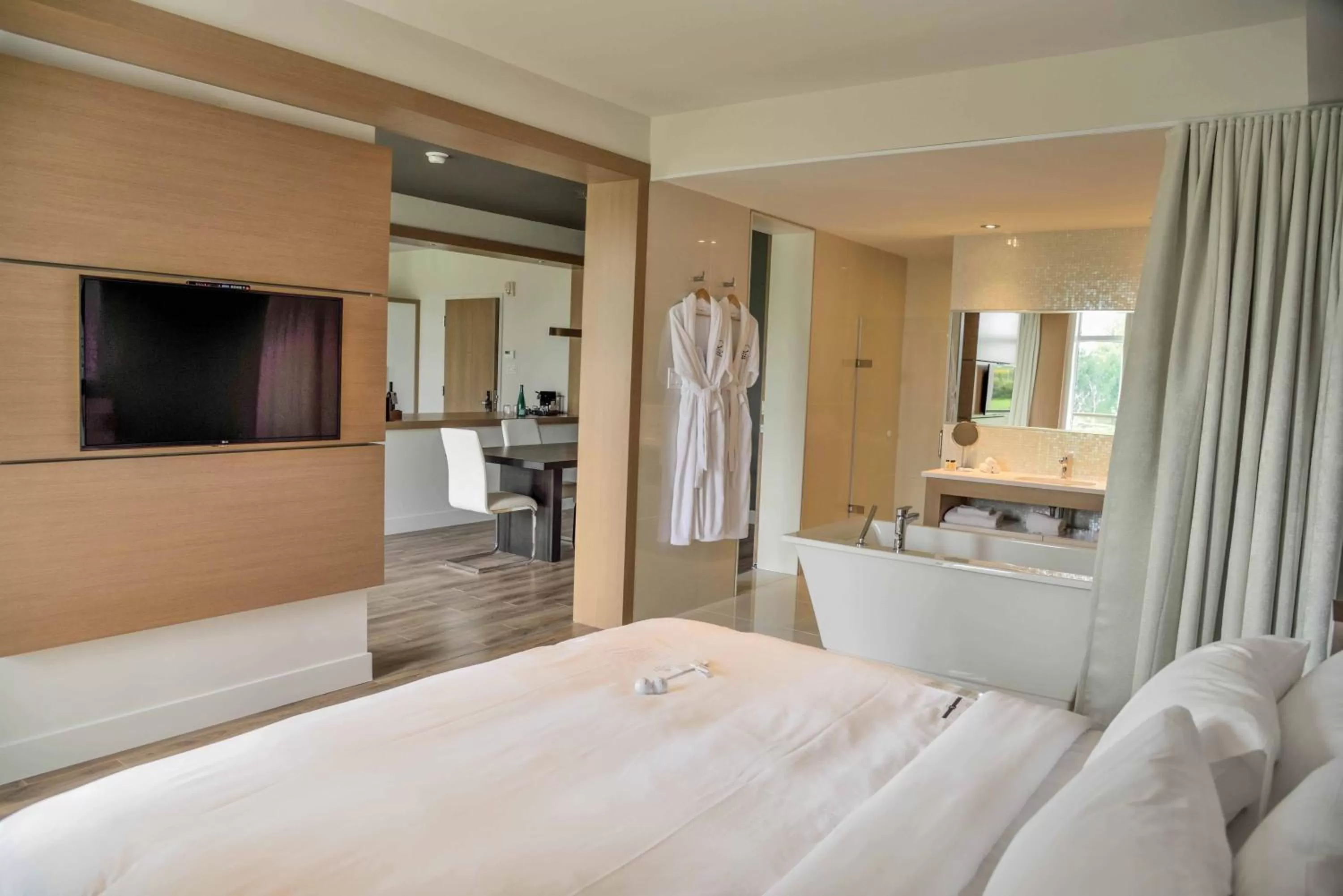 Bathroom, Bed in La Cache du Golf