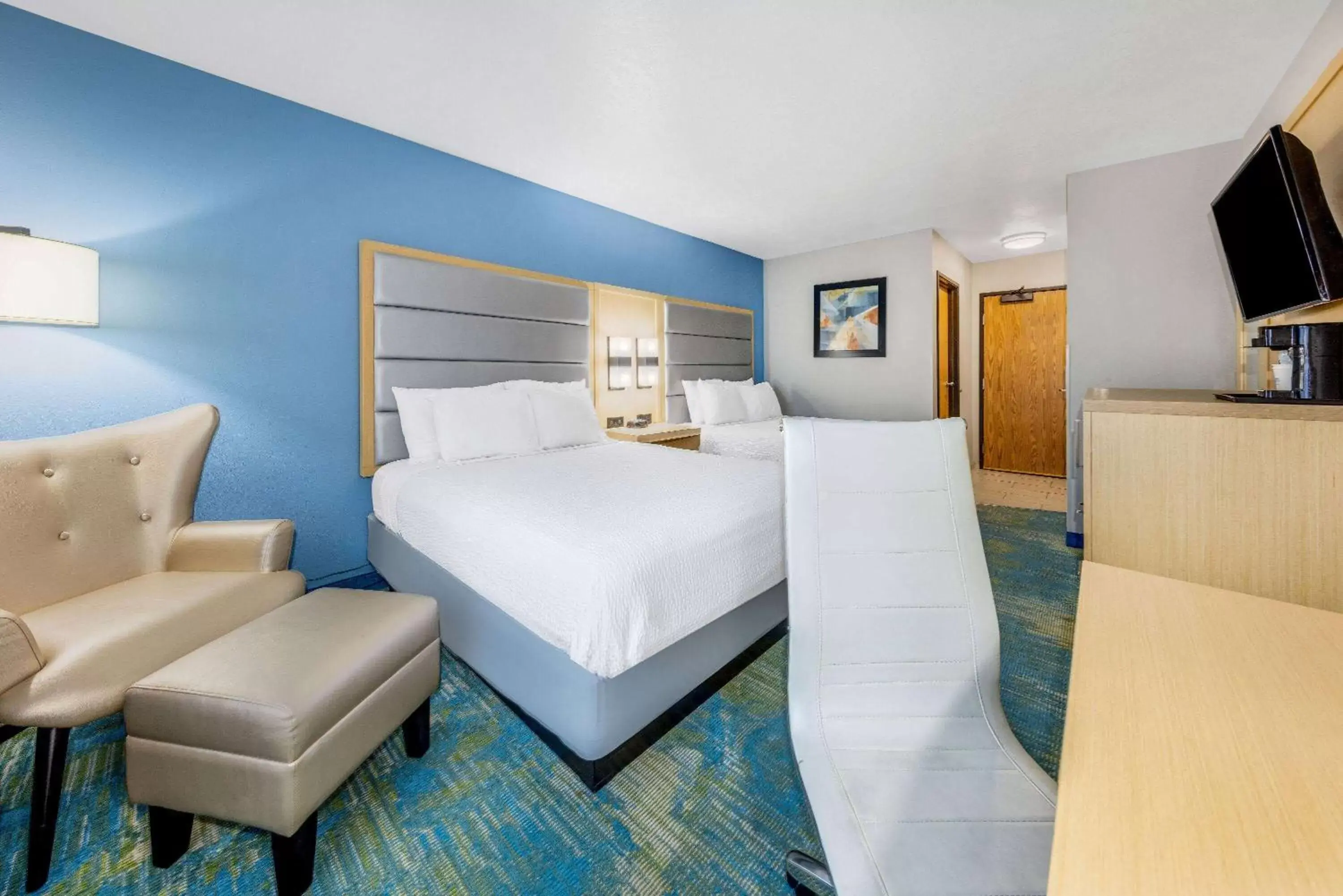 Photo of the whole room, Bed in Days Inn by Wyndham Springville