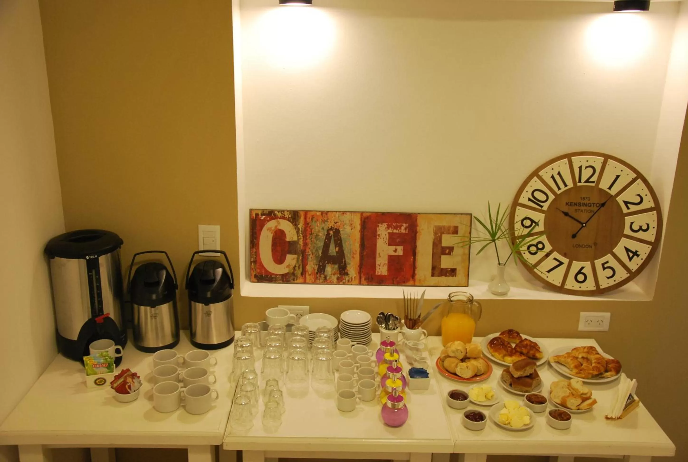 Coffee/tea facilities in Sur Hotel