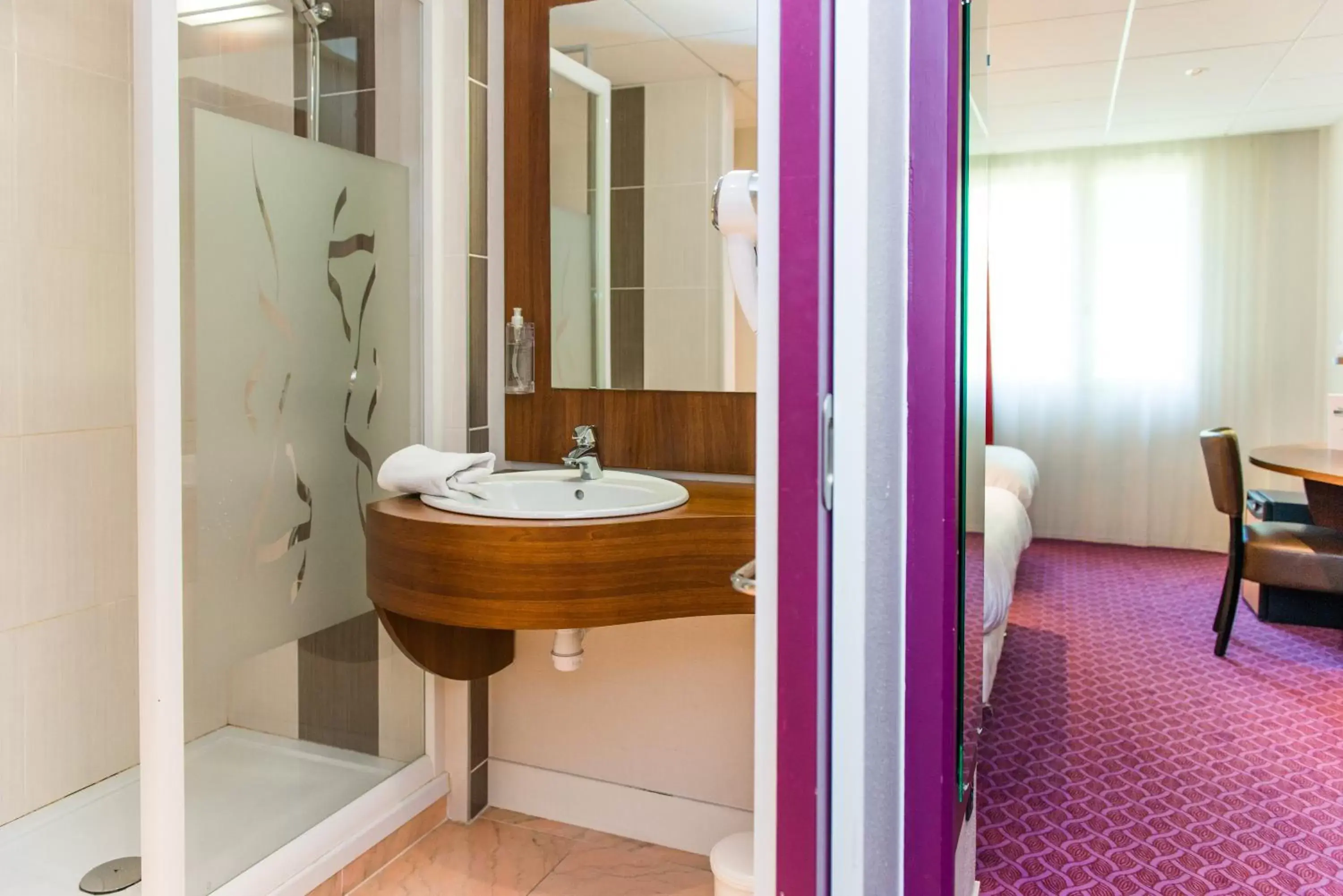 Property building, Bathroom in Brit Hotel Nantes Vigneux - L'Atlantel