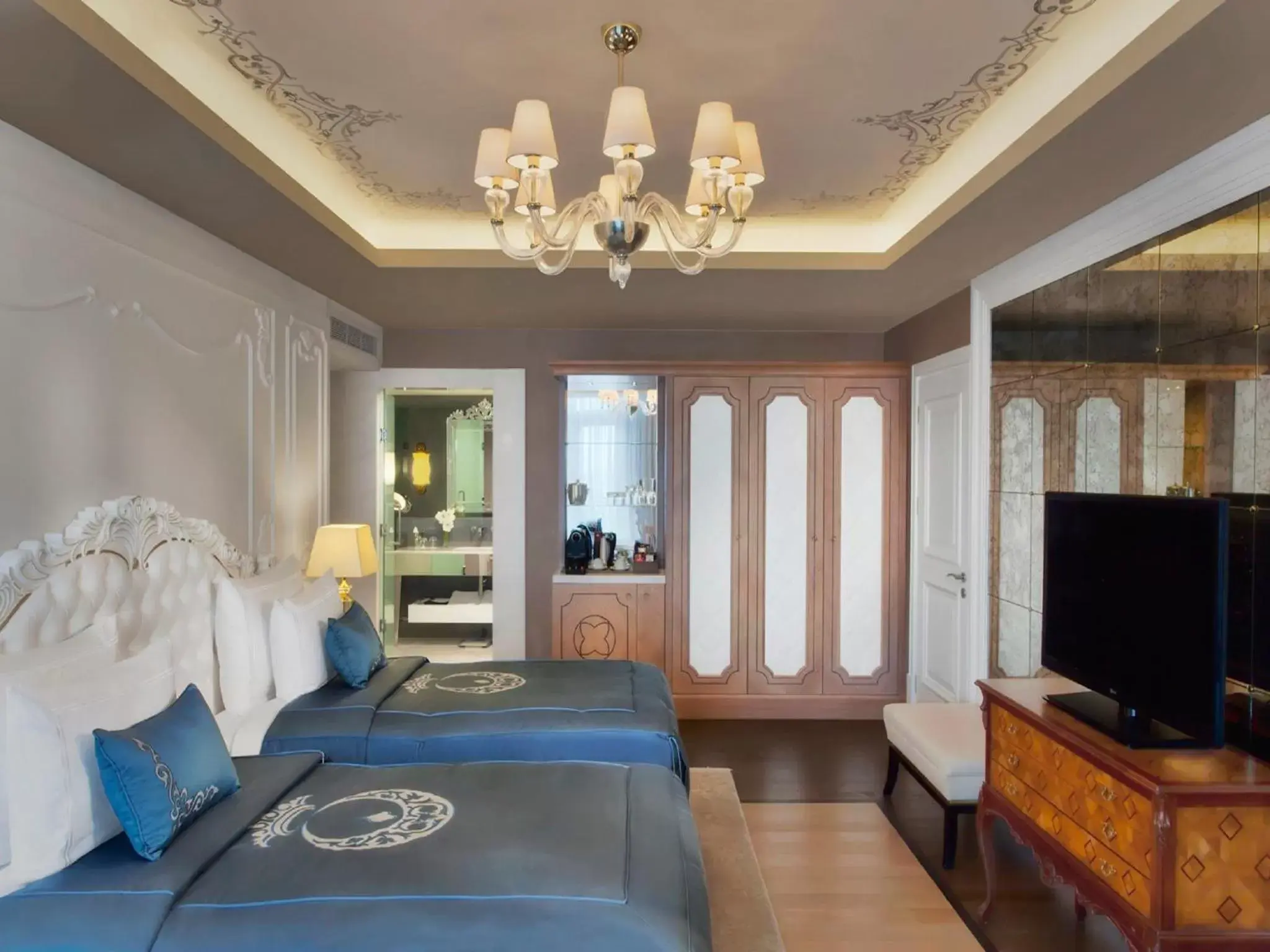 Bed, TV/Entertainment Center in CVK Park Bosphorus Hotel Istanbul