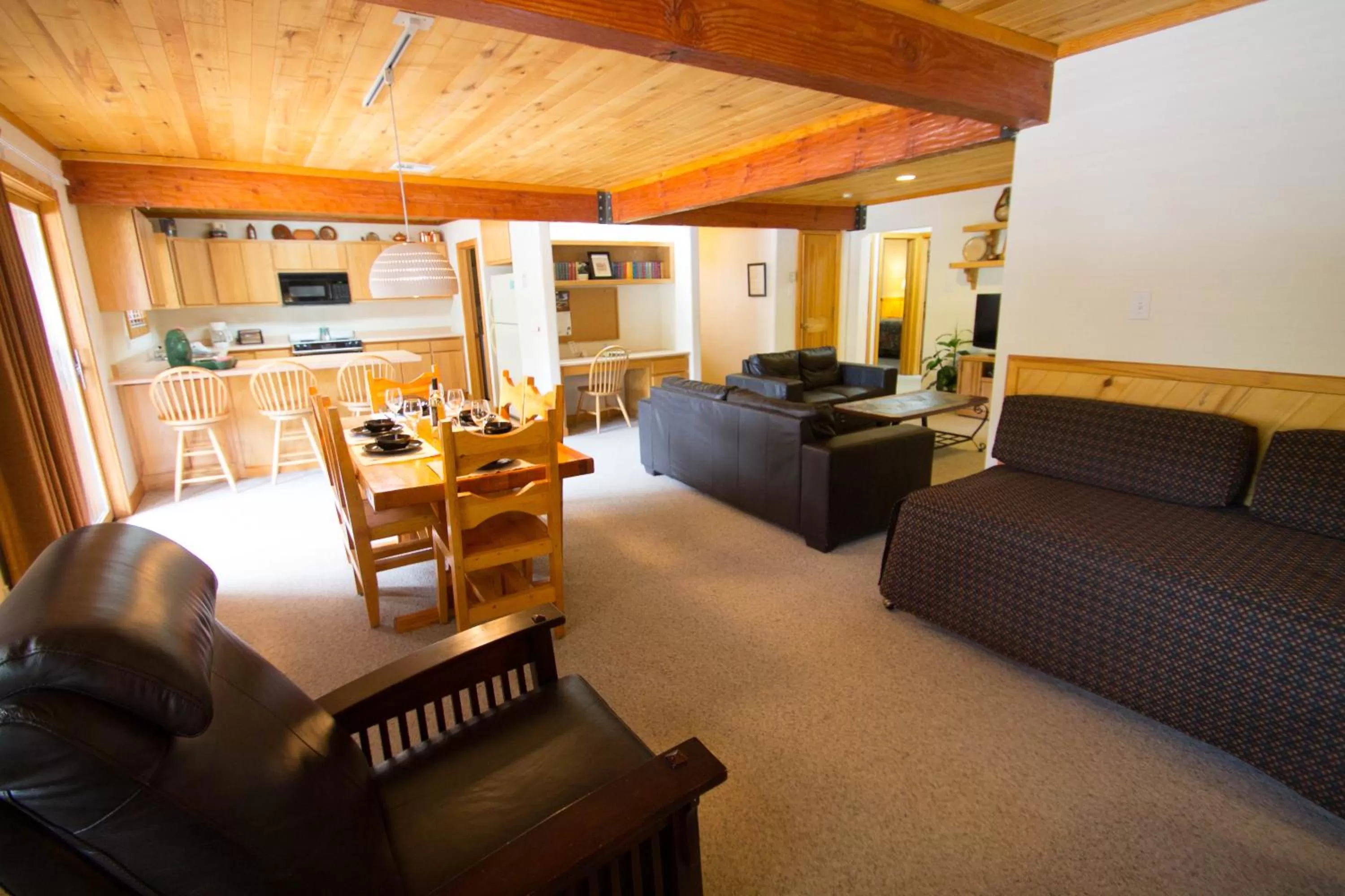 Kitchen or kitchenette, Seating Area in Sitzmark Sports Lodge