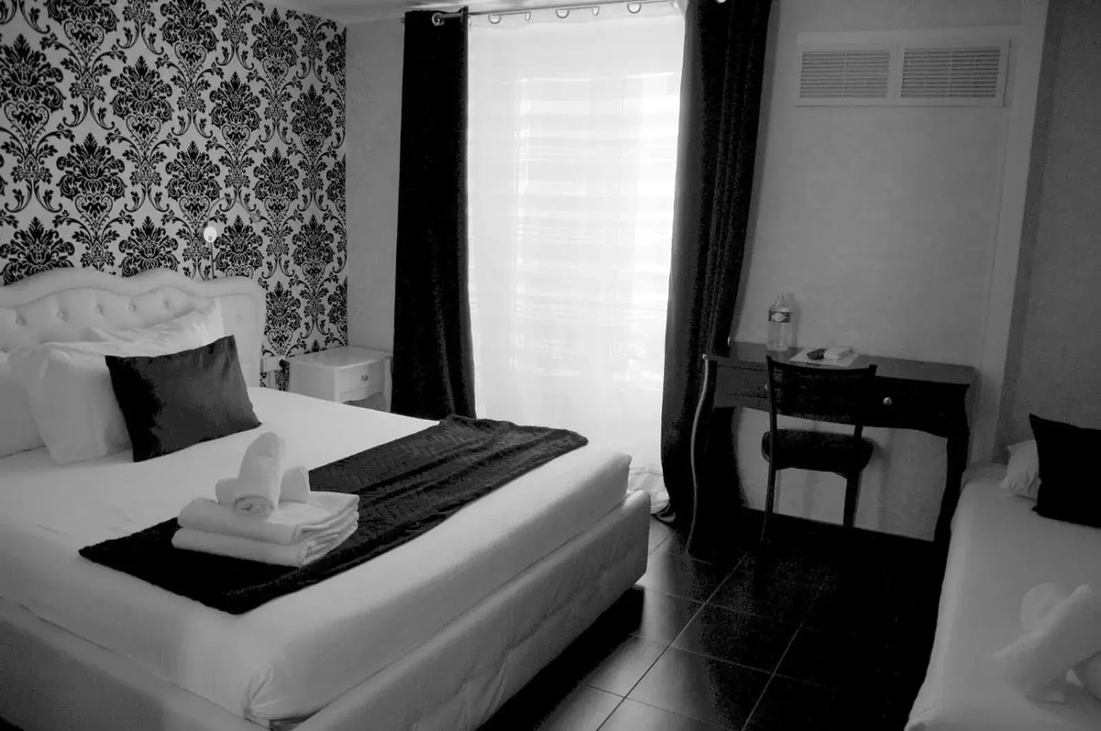 Bedroom, Bed in Hotel des Congrès et Festivals