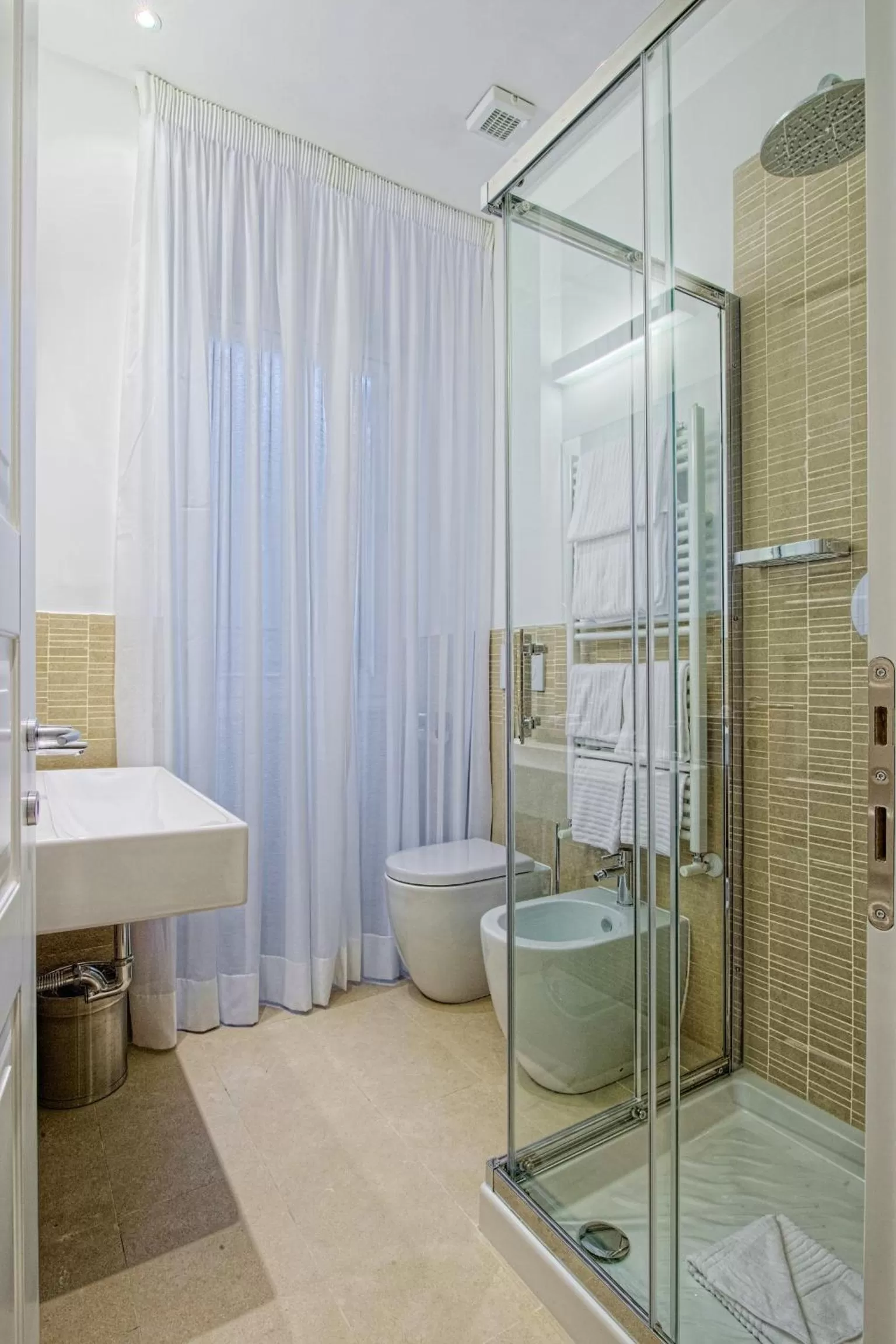 Shower in Star Vatican Rooms