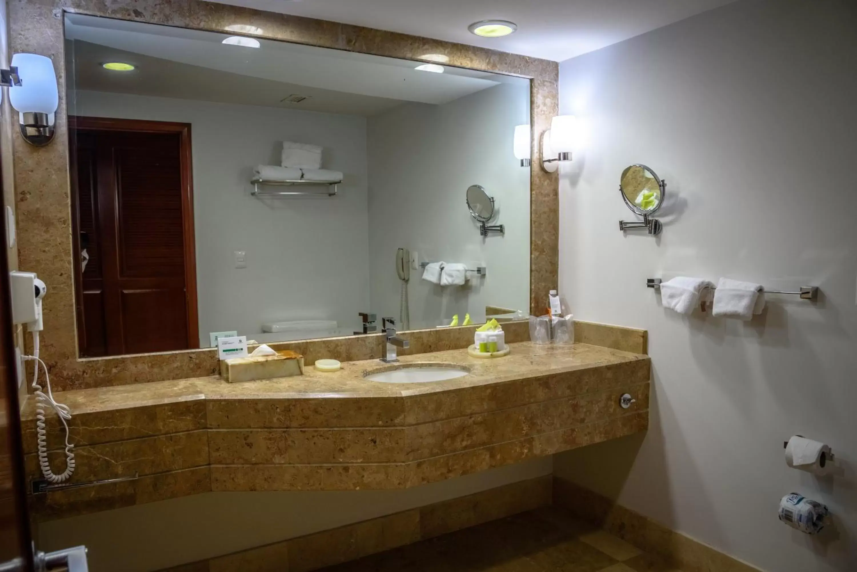 Bathroom in Holiday Inn Tuxtla Gutierrez, an IHG Hotel