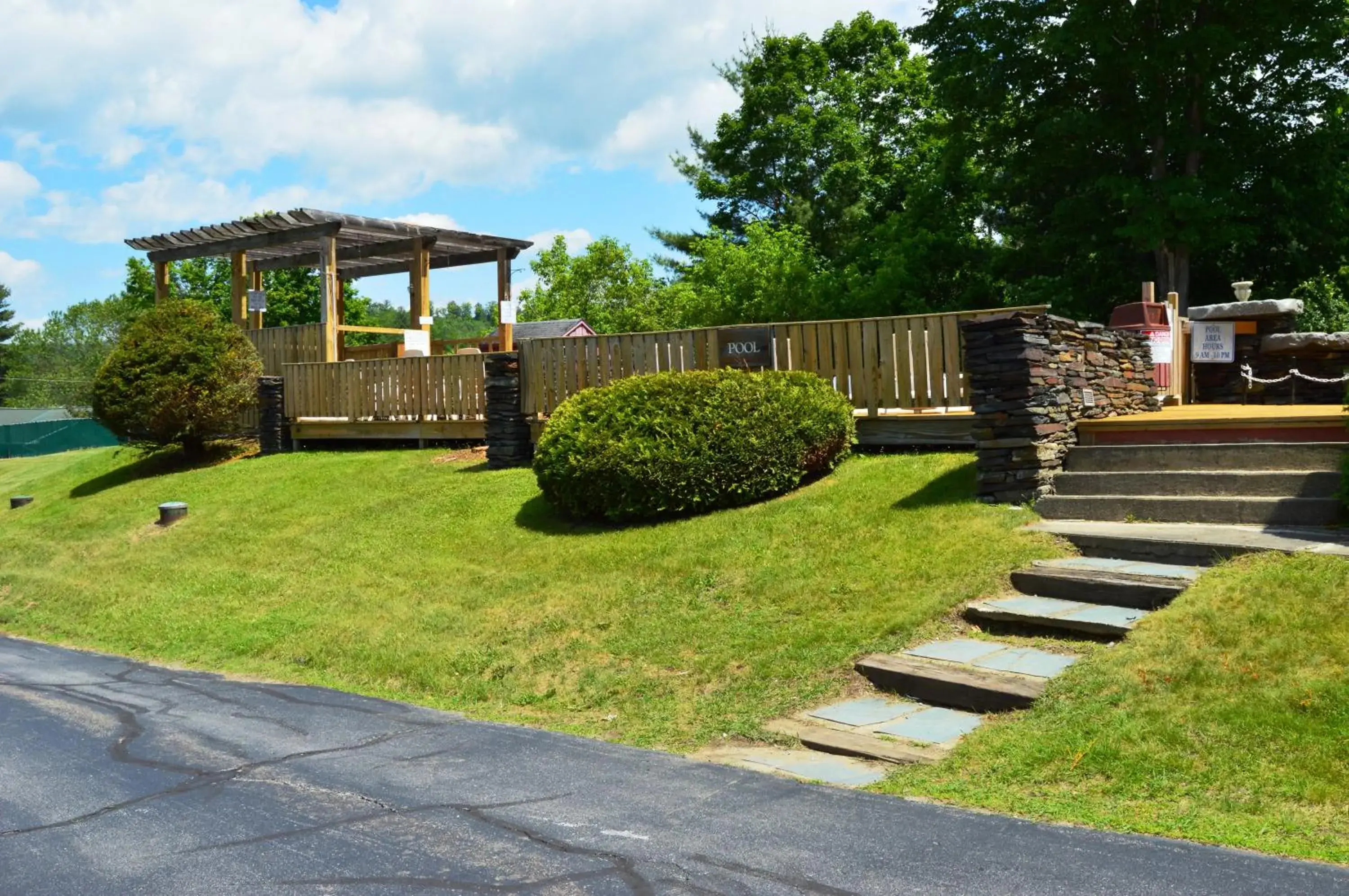 Swimming pool, Garden in Hollow Inn and Motel