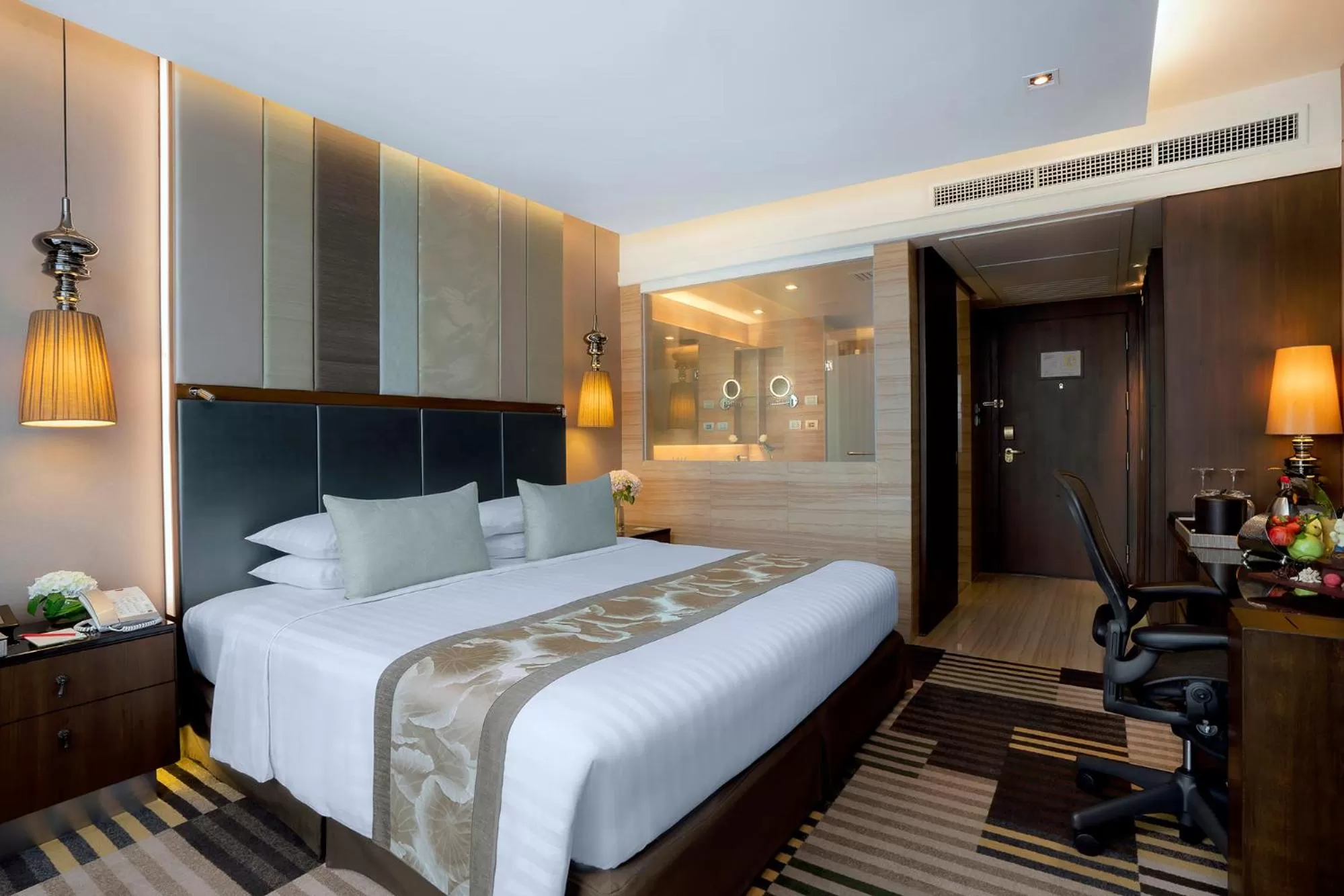 Photo of the whole room, Bed in The Landmark Bangkok