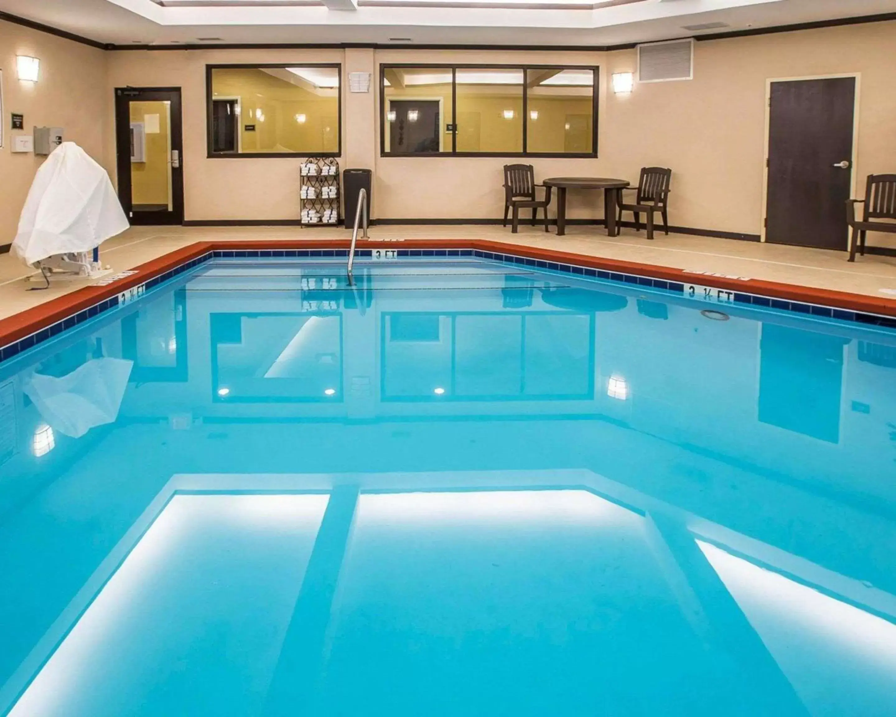 Swimming Pool in Comfort Suites Simpsonville