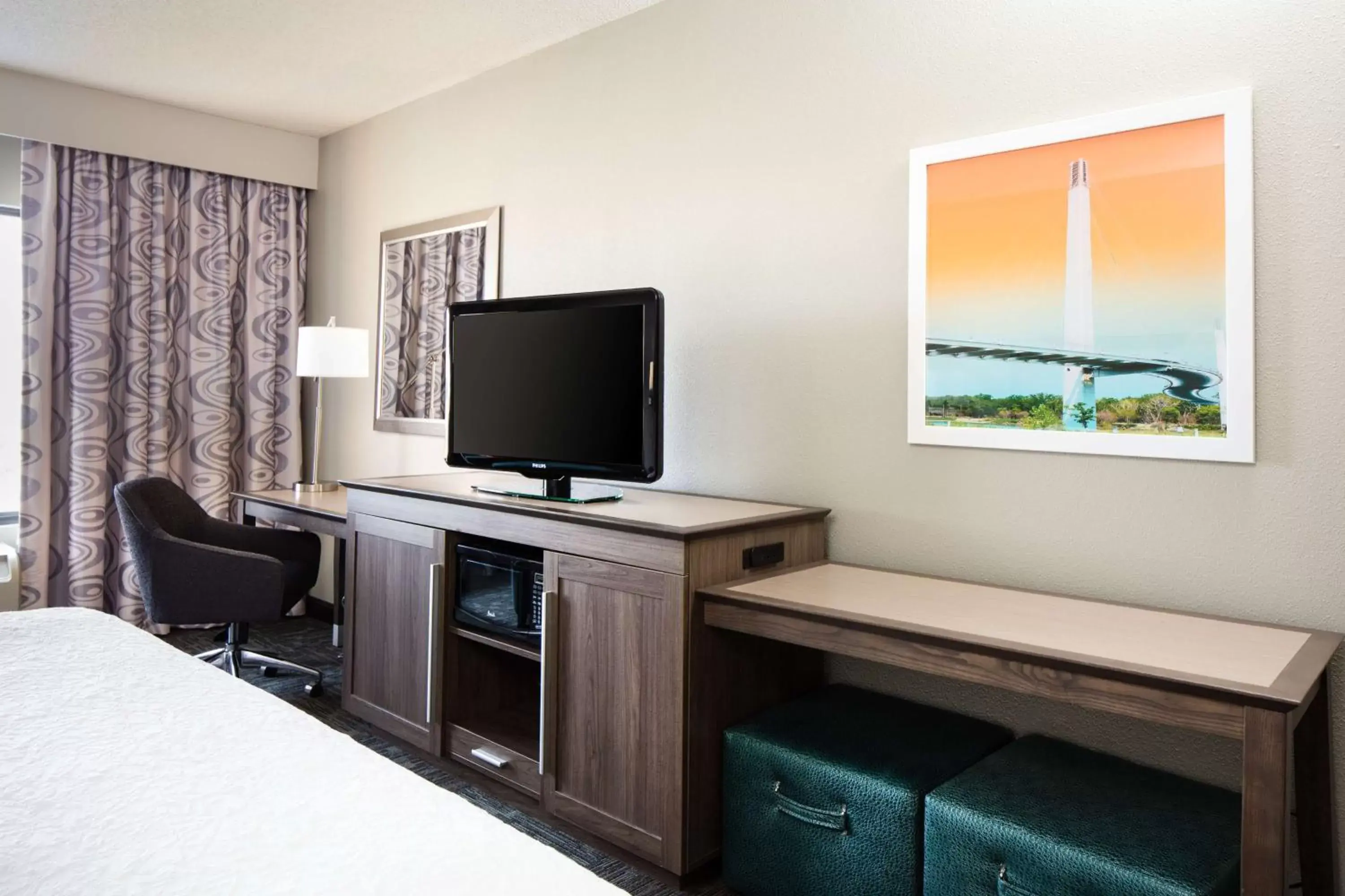 Bedroom, TV/Entertainment Center in Hampton Inn Council Bluffs