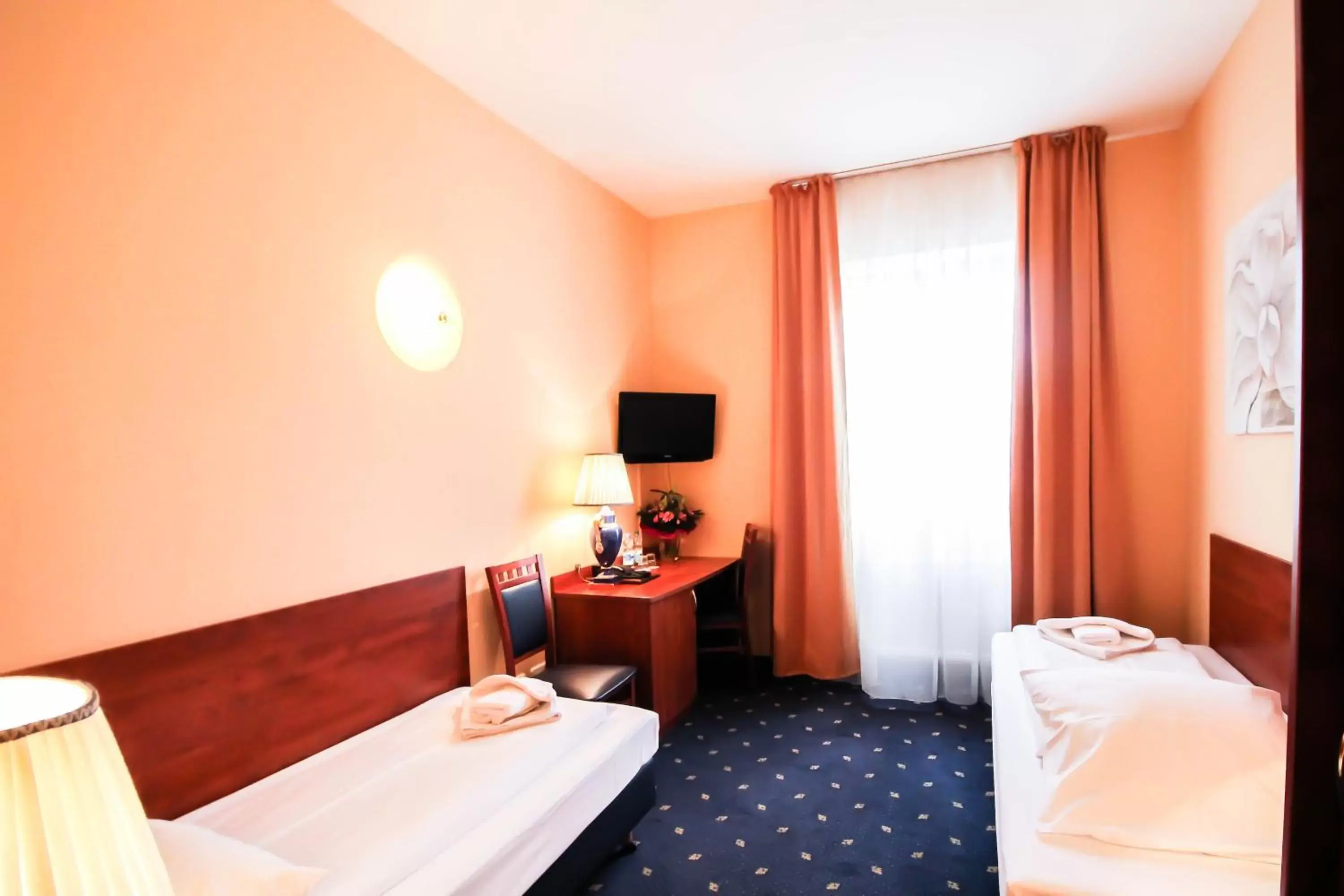 TV and multimedia, Bed in Hotel Atrium Charlottenburg