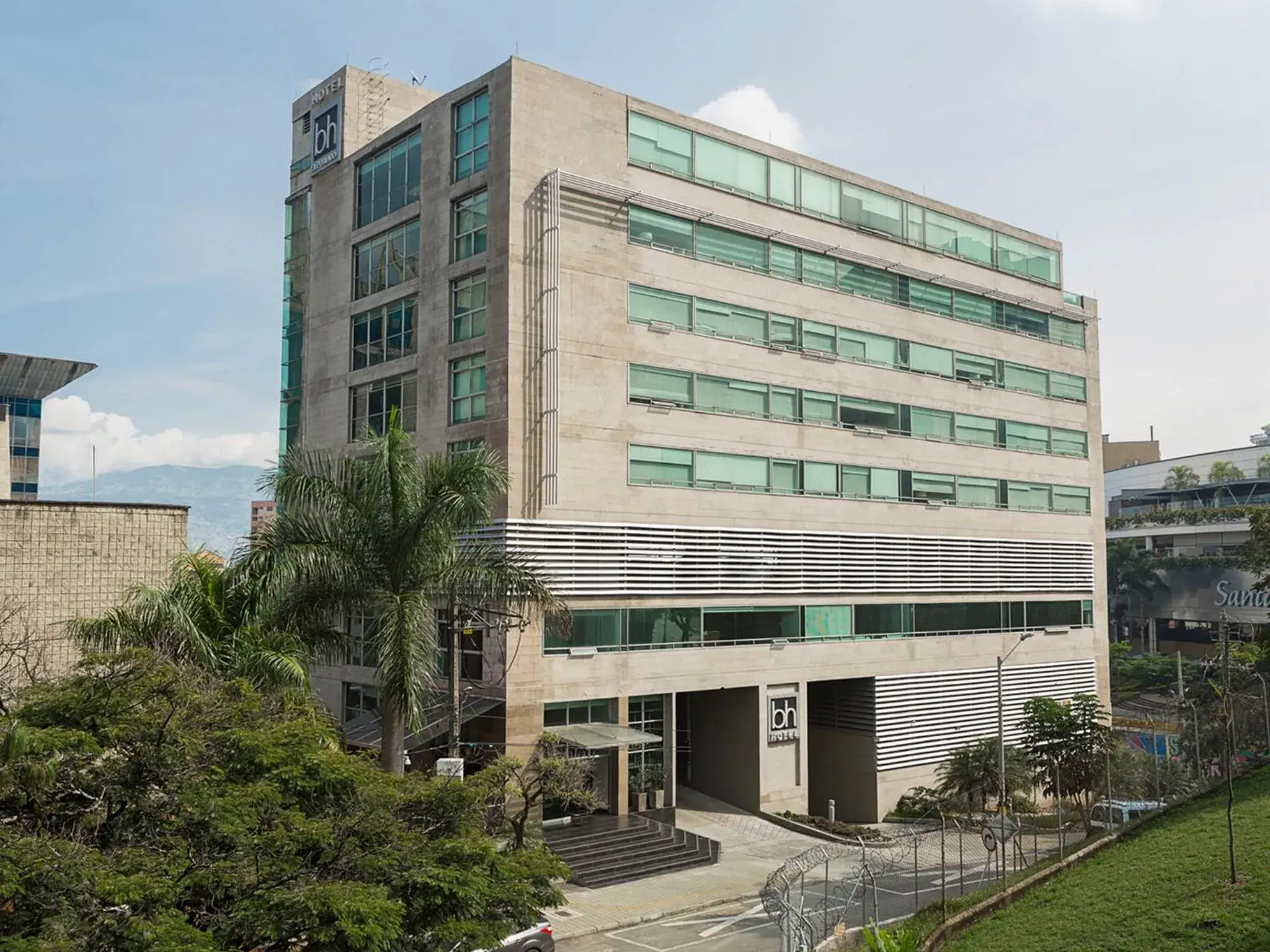 Facade/entrance, Property Building in Hotel bh El Poblado