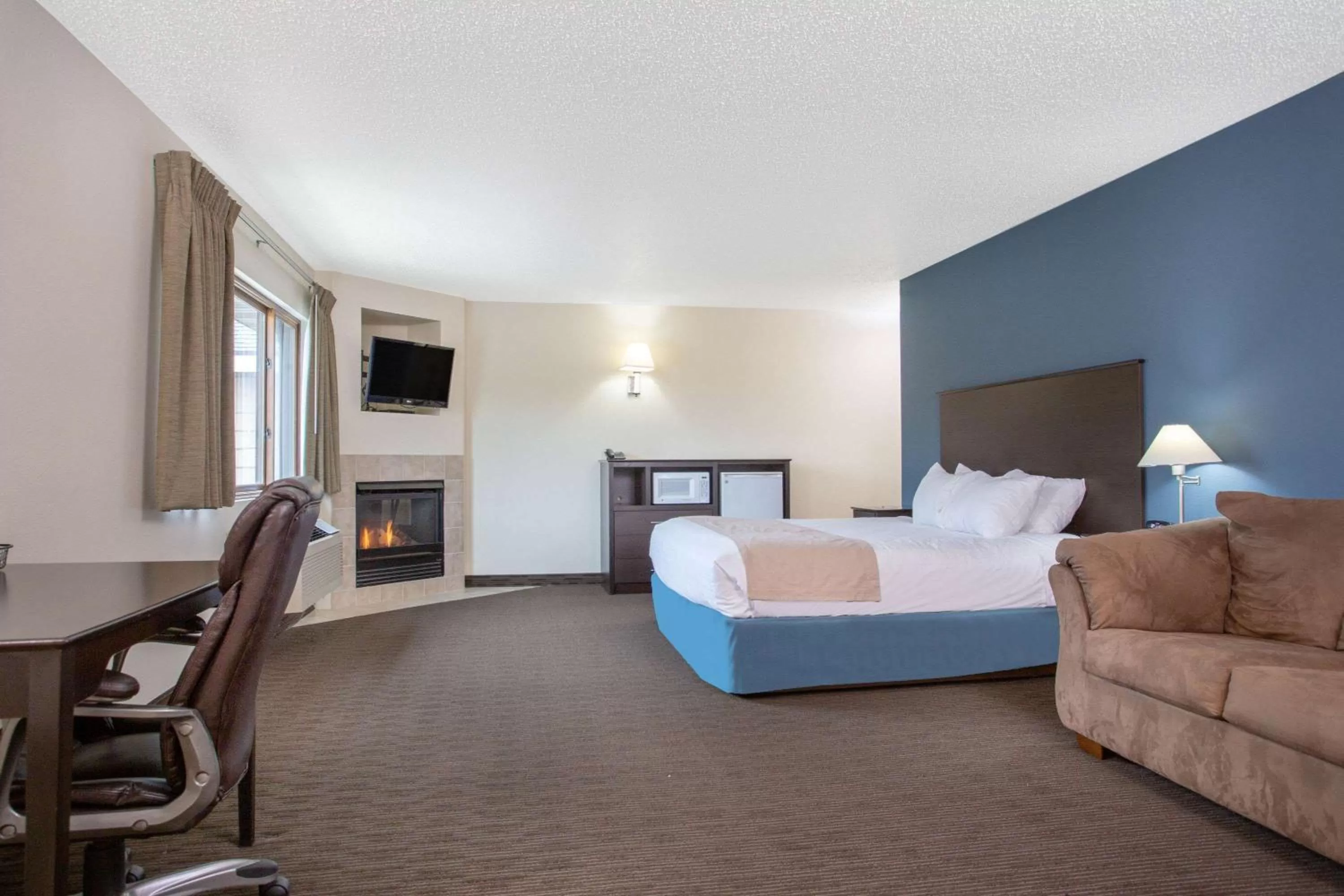 Photo of the whole room, Bed in AmericInn by Wyndham Green Bay West
