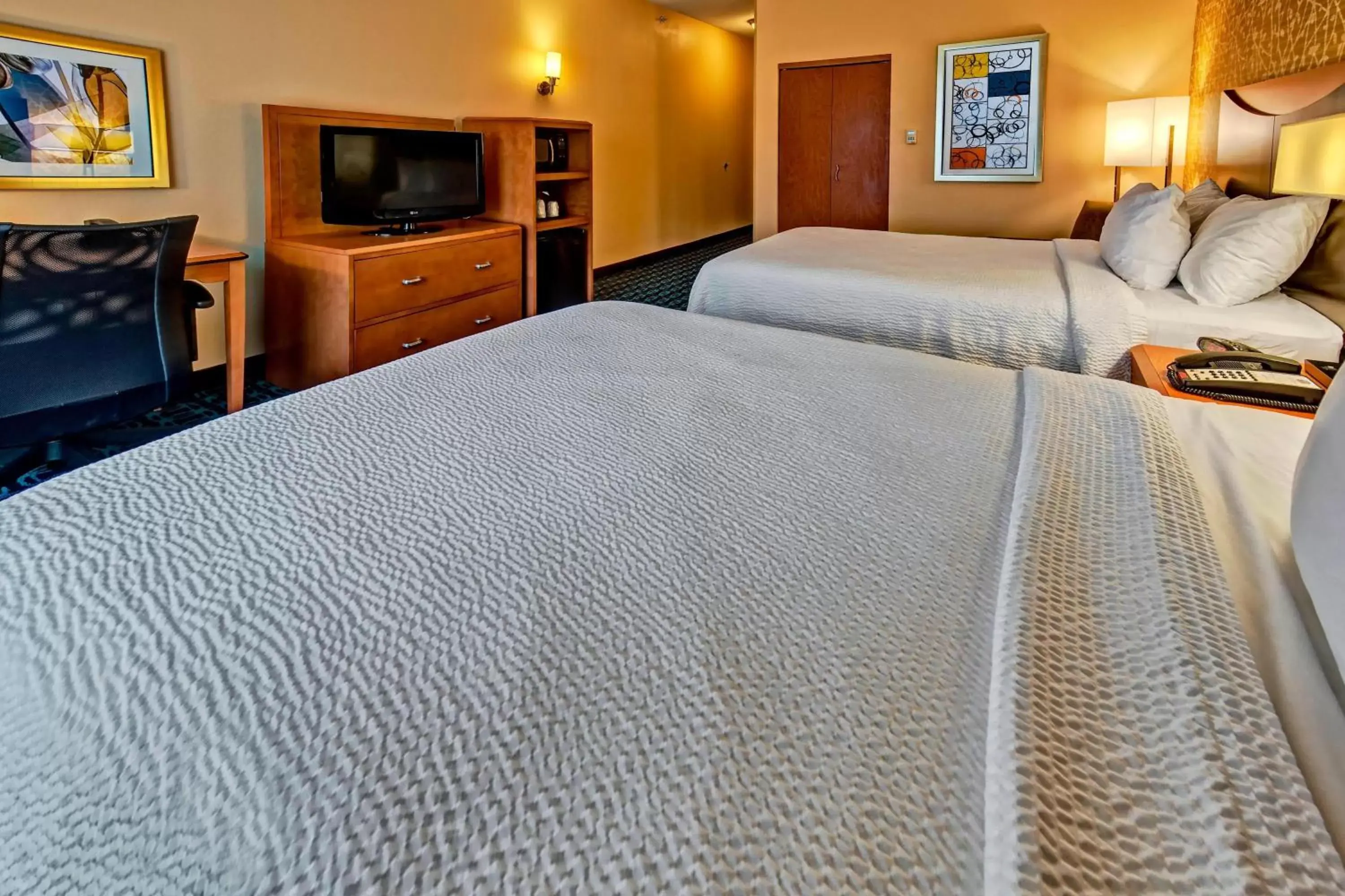 Photo of the whole room, Bed in Fairfield Inn and Suites by Marriott Weatherford