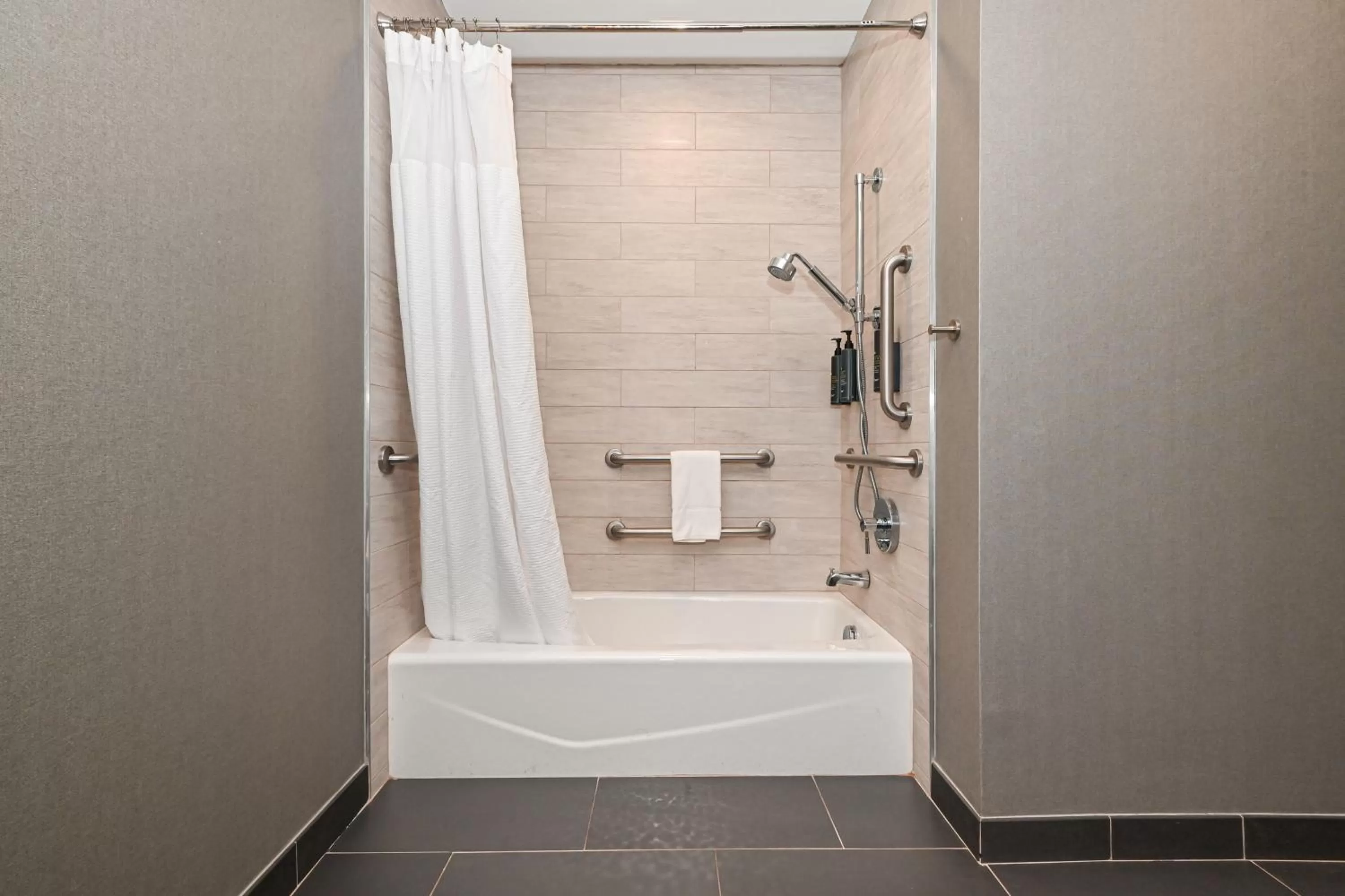 Photo of the whole room in Aloft Charlotte City Center